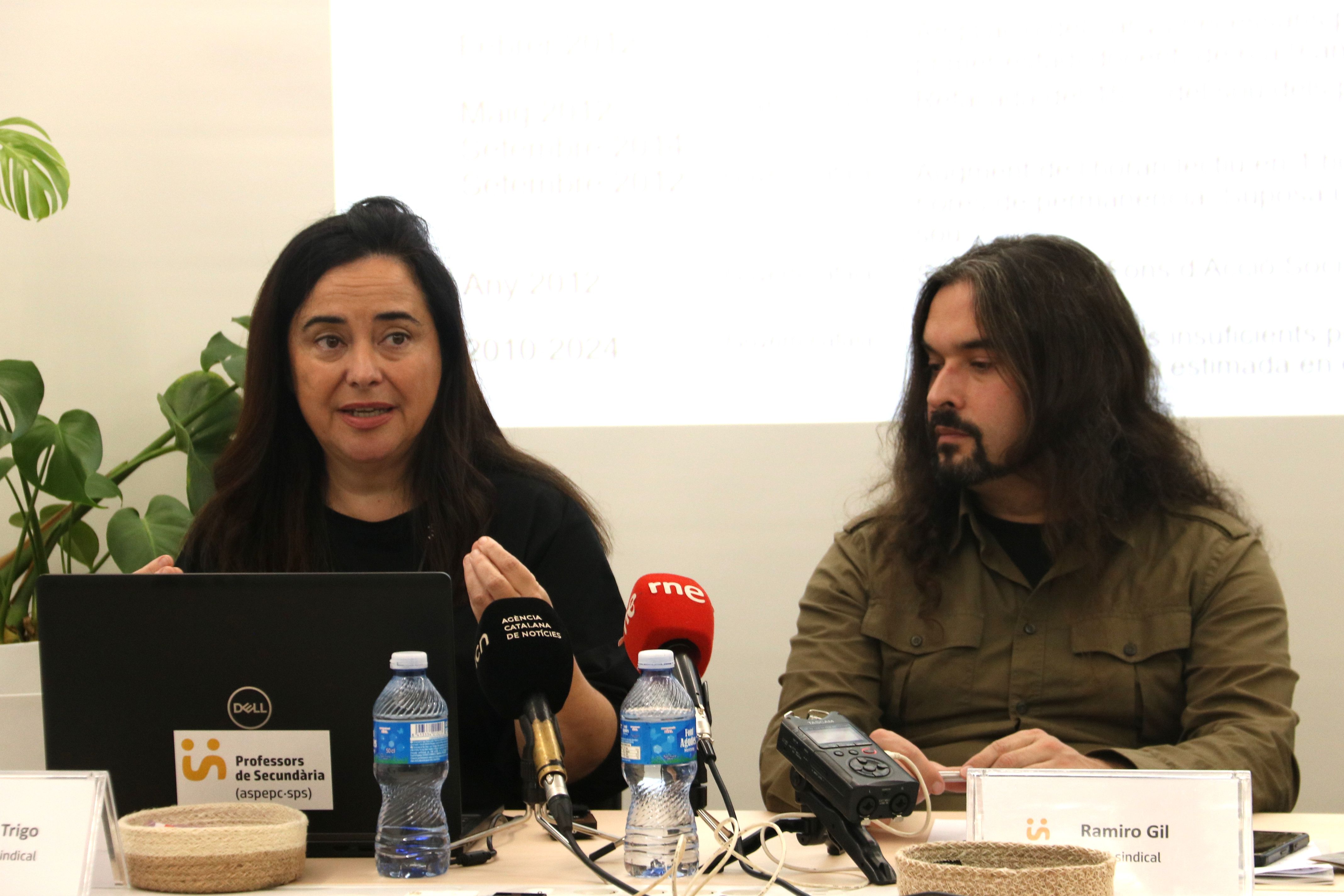 La professora d'economia Aurora Trigo i el secretari d'acció sindical de Professors de Secundària, Ramiro Gil | María Belmez (ACN)