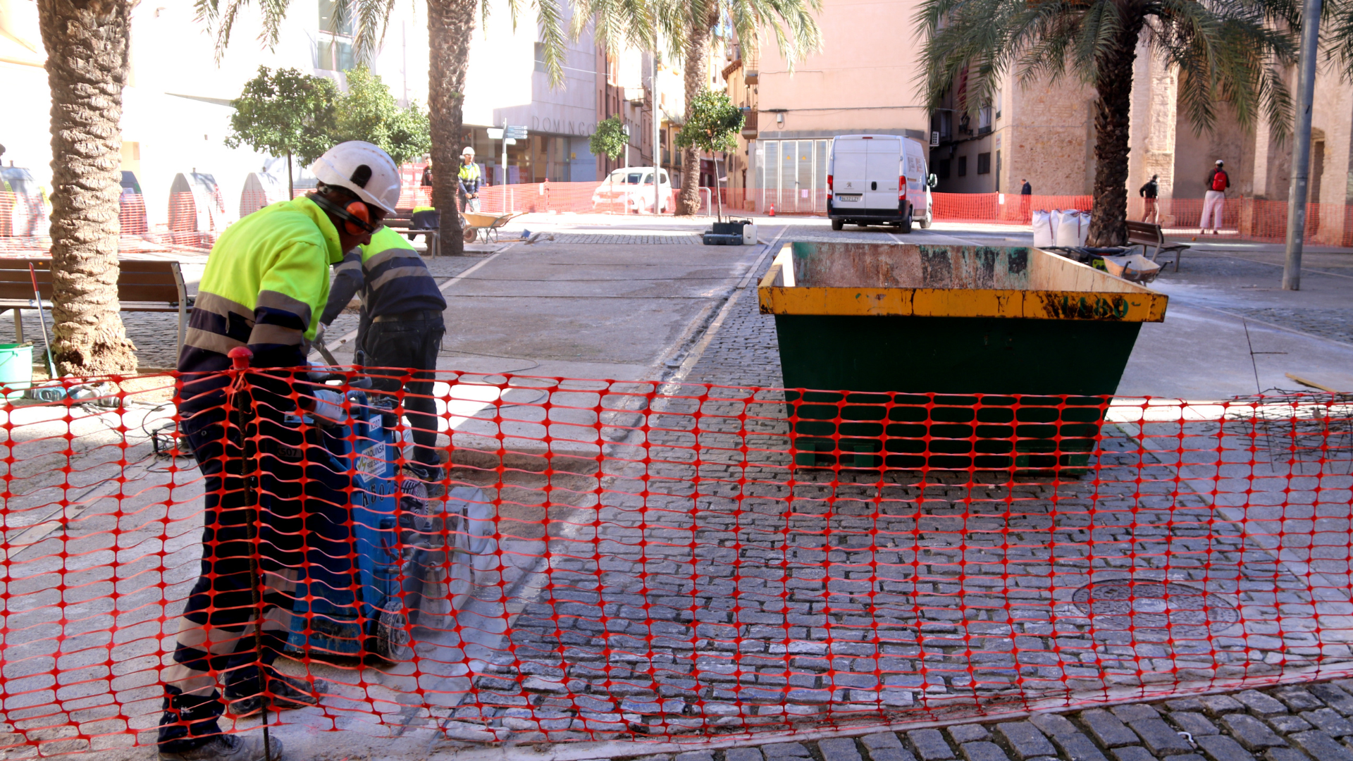 Operaris treballant en la millora de la plaça dels Dolors de Tortosa | Anna Ferràs (ACN)