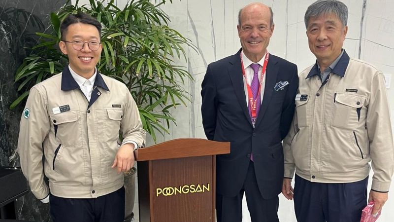 El presidente de FemCAT, Oriol Guixà, con dos responsables de la planta de Poongsan en Busan | FemCAT El presidente de FemCAT, Oriol Guixà, con dos responsables de la planta de Poongsan en Busan | FemCAT