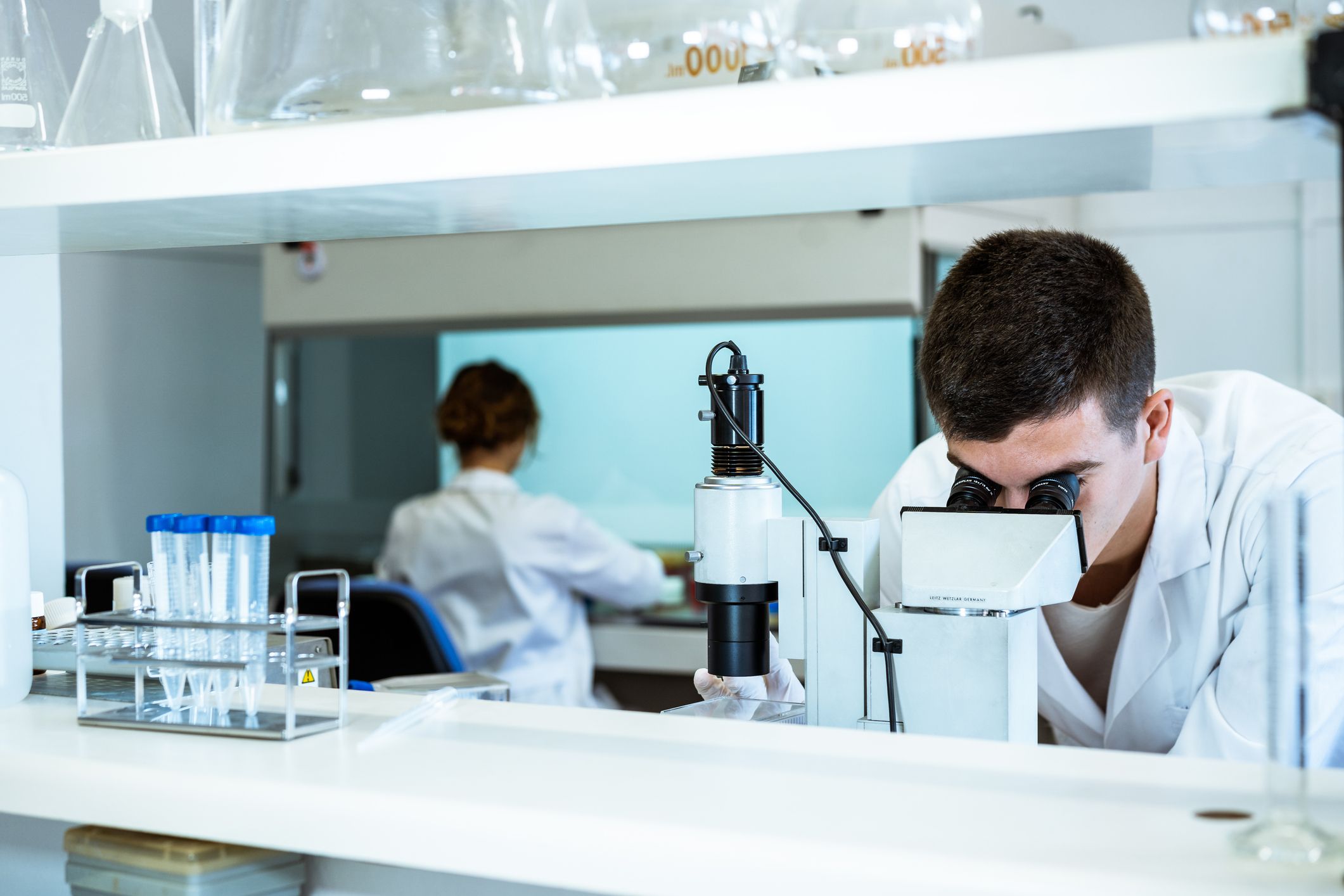 Catalunya confirma la seva posició com a referència del sector de la salut amb una elevada presència d'experts | GuindillayPimienta (iStock)