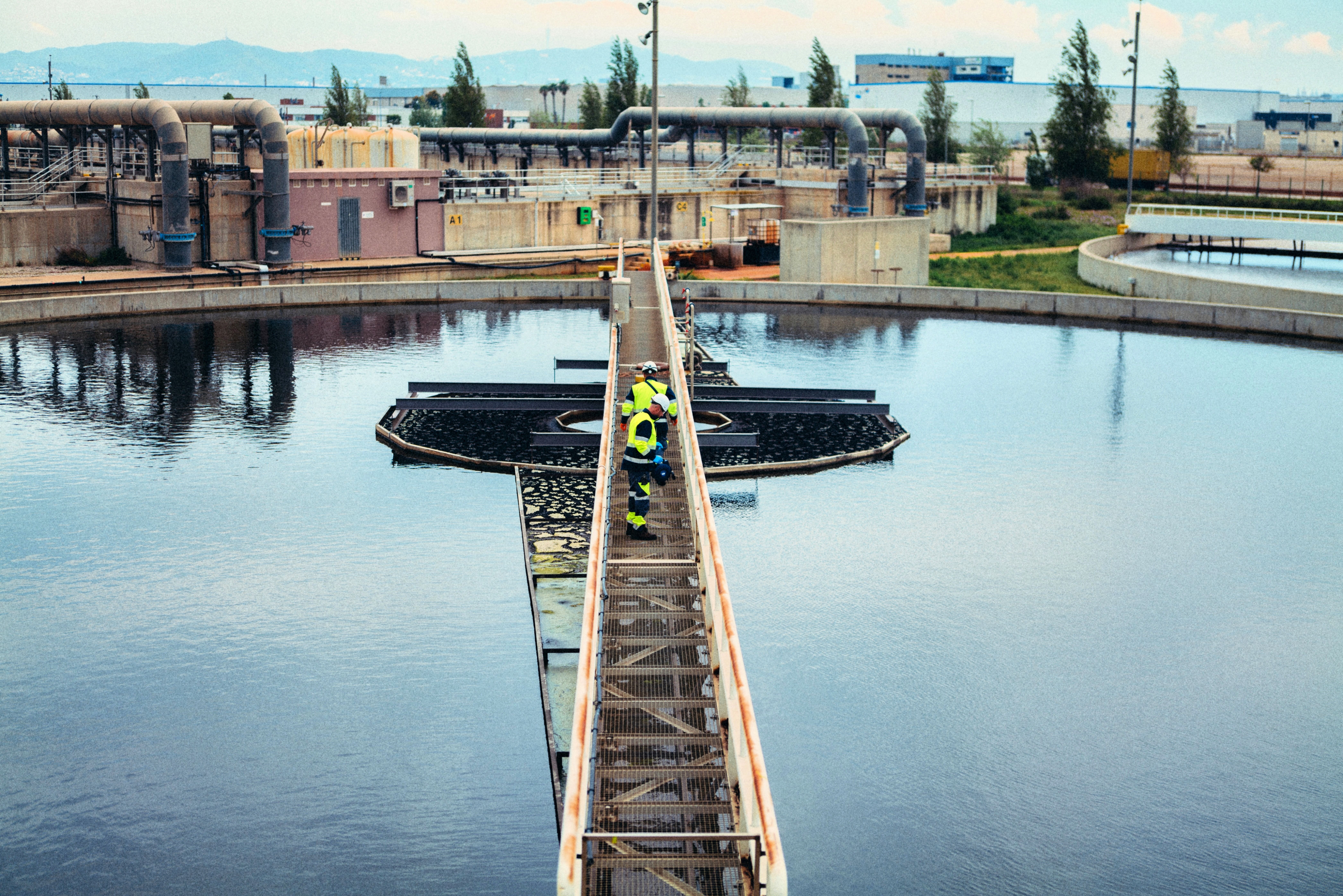 Dos tècnics revisen l'ecofactoria del Baix Llobregat | Veolia
