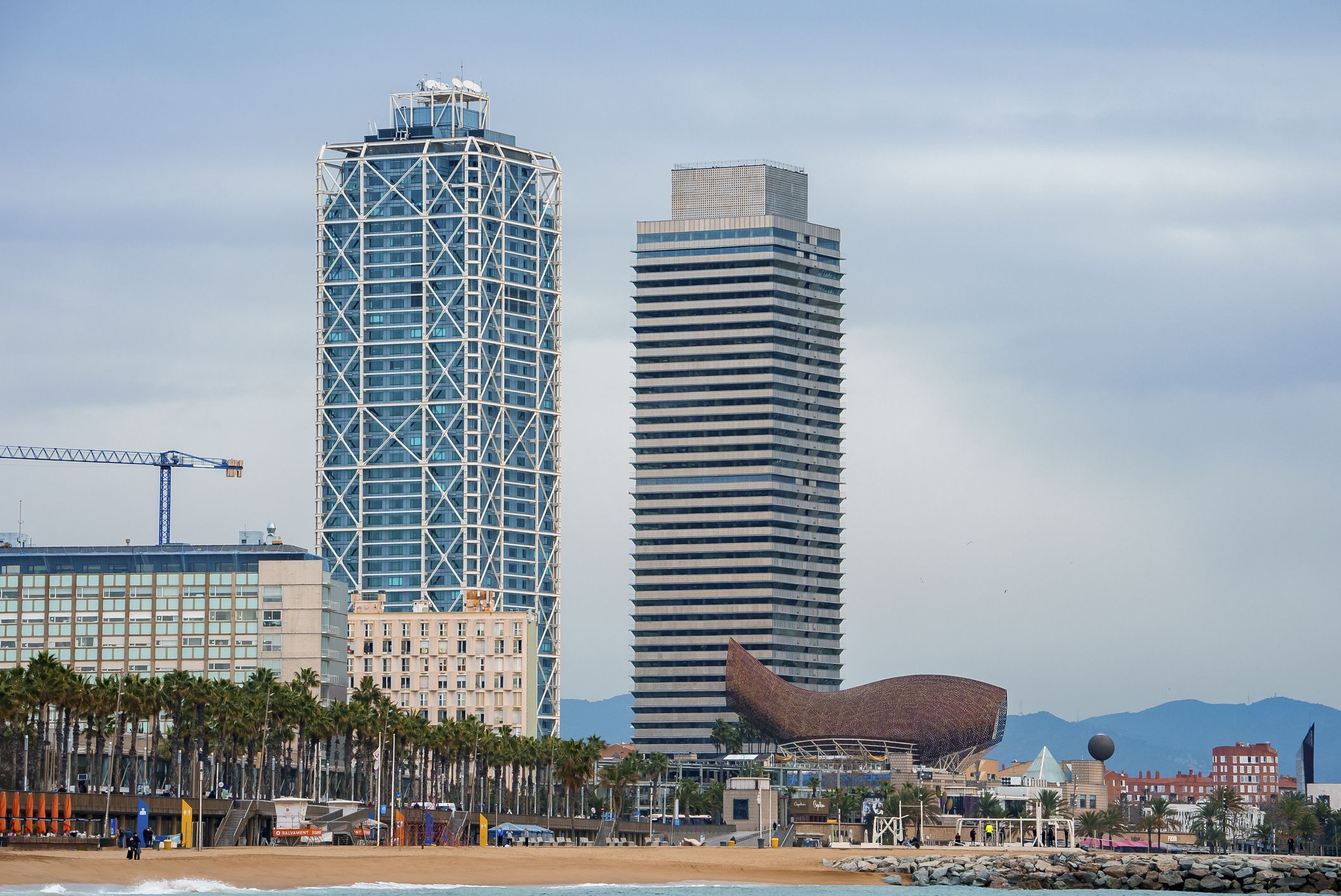 El hotel Arts y la torre Mapfre, situados en la Villa Olímpica de Barcelona | iStock