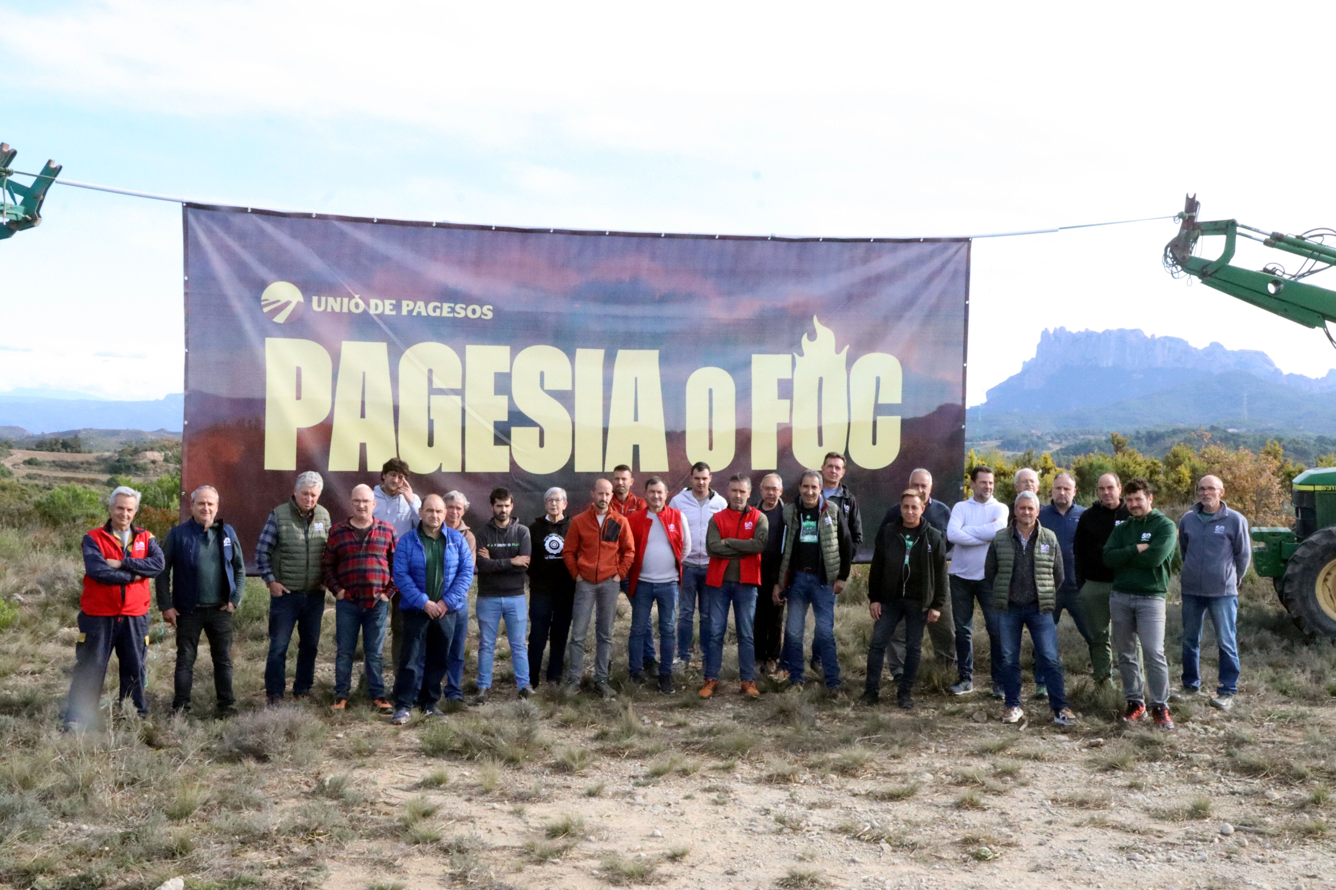 Representants d'Unió de Pagesos a la Catalunya Central han desplegat una pancarta amb la muntanya de Montserrat de fons | Mar Martí (ACN)