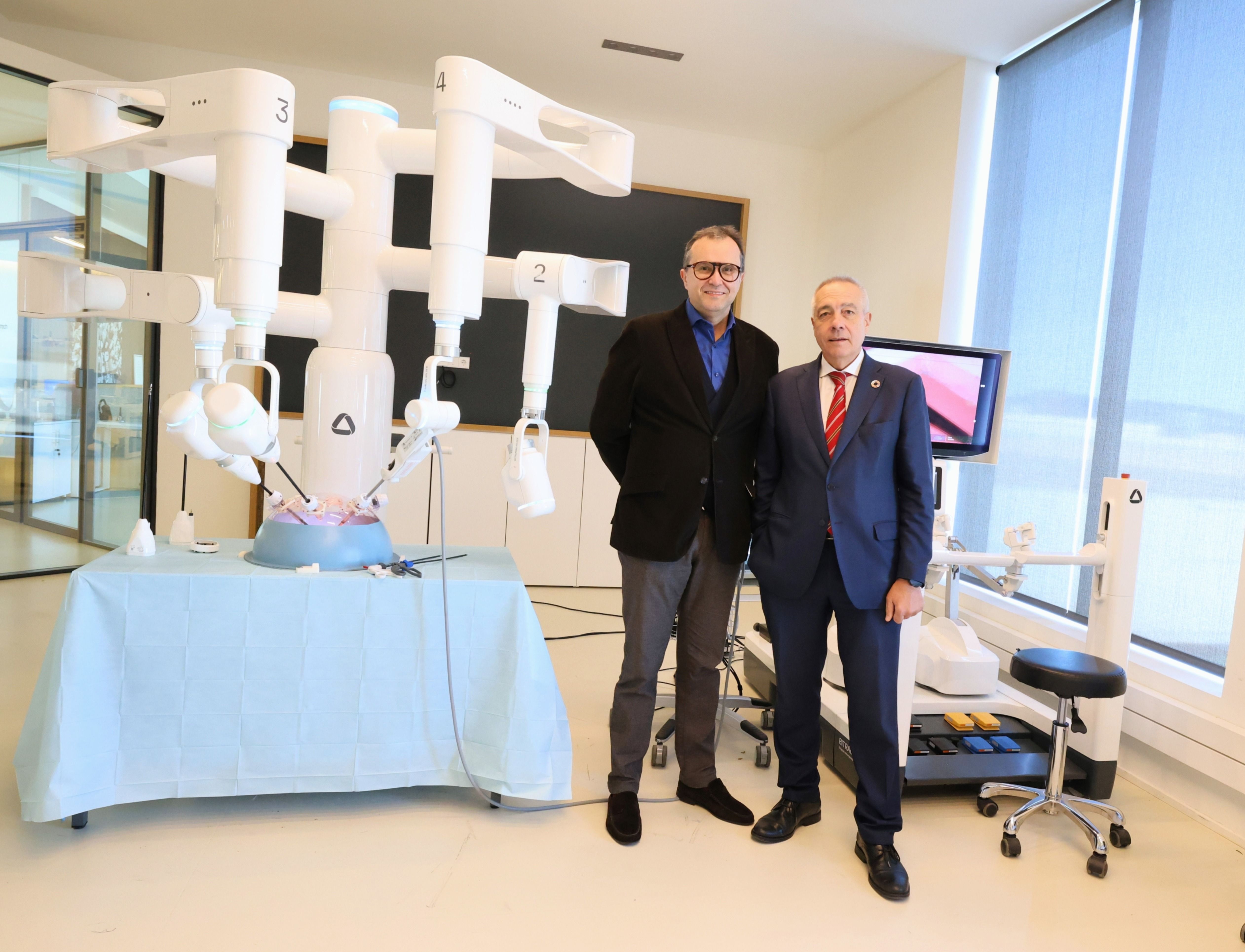 Mario Ferradosa, director general de RobSurgical, i Pere Navarro, delegat especial de l'Estat al CZFB | Cedida