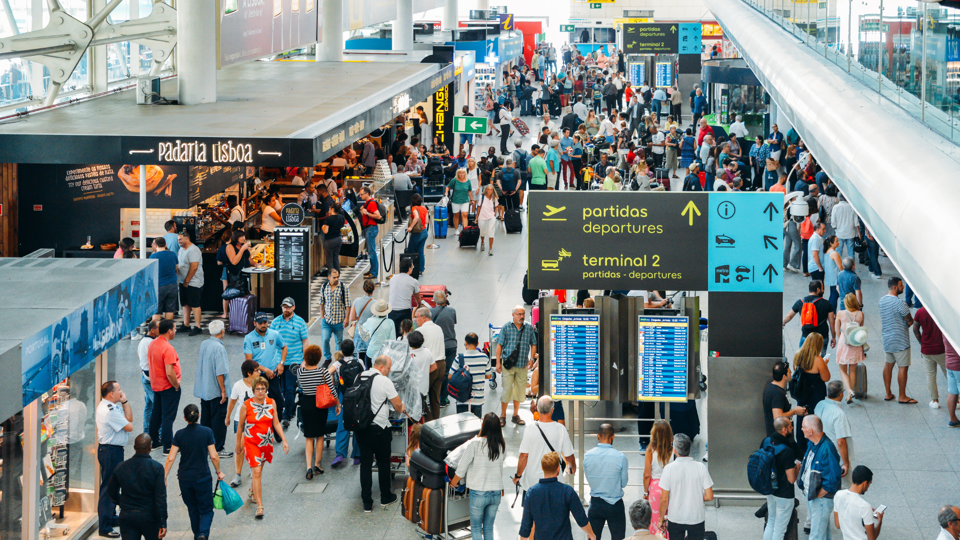 Interior de un aeropuerto muy lleno | iStock Interior de un aeropuerto muy lleno | iStock
