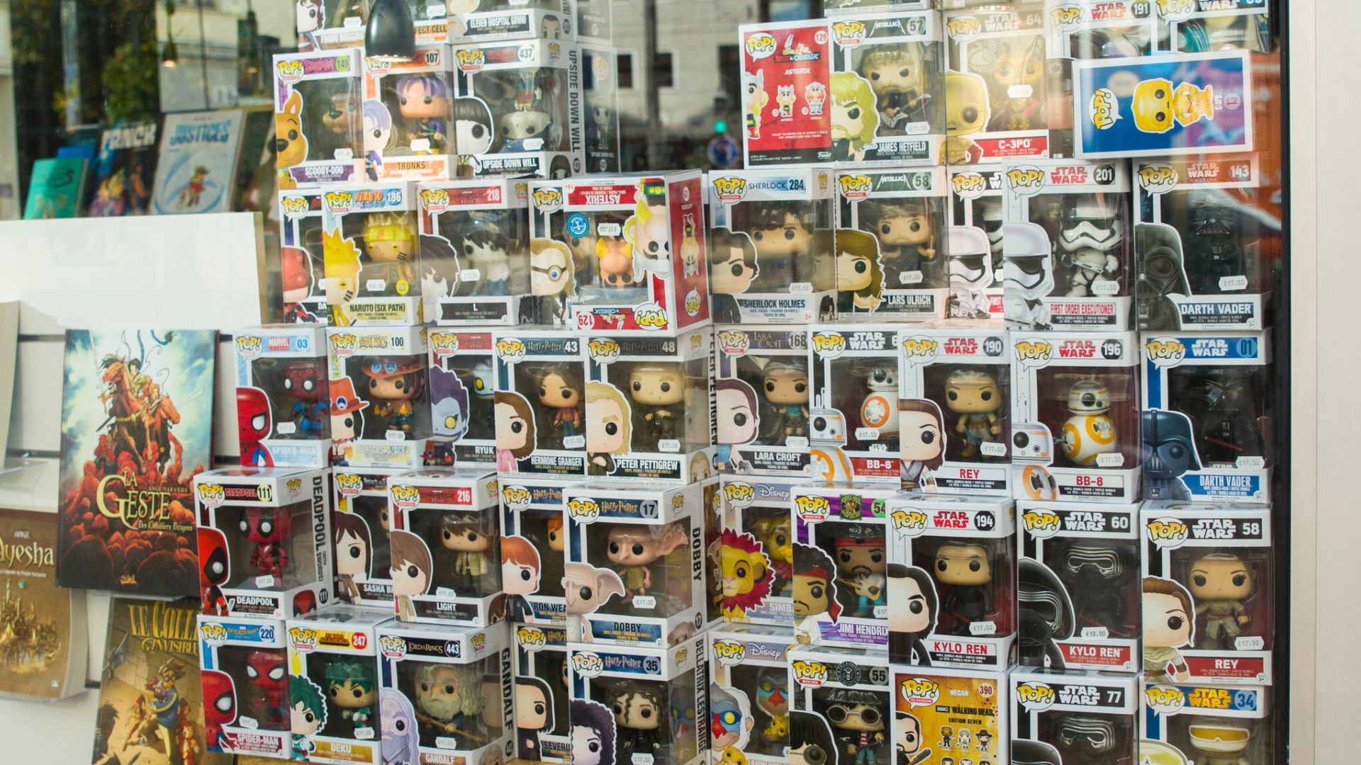 Un escaparate luce un montón de cajitas con figuras Funko Pop | iStock