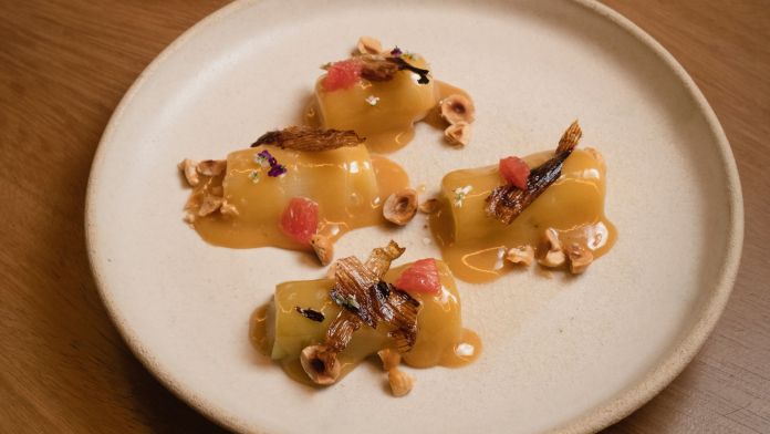 Porro láctico, servido con arándanos y avellanas Porro láctico, servido con arándanos y avellanas