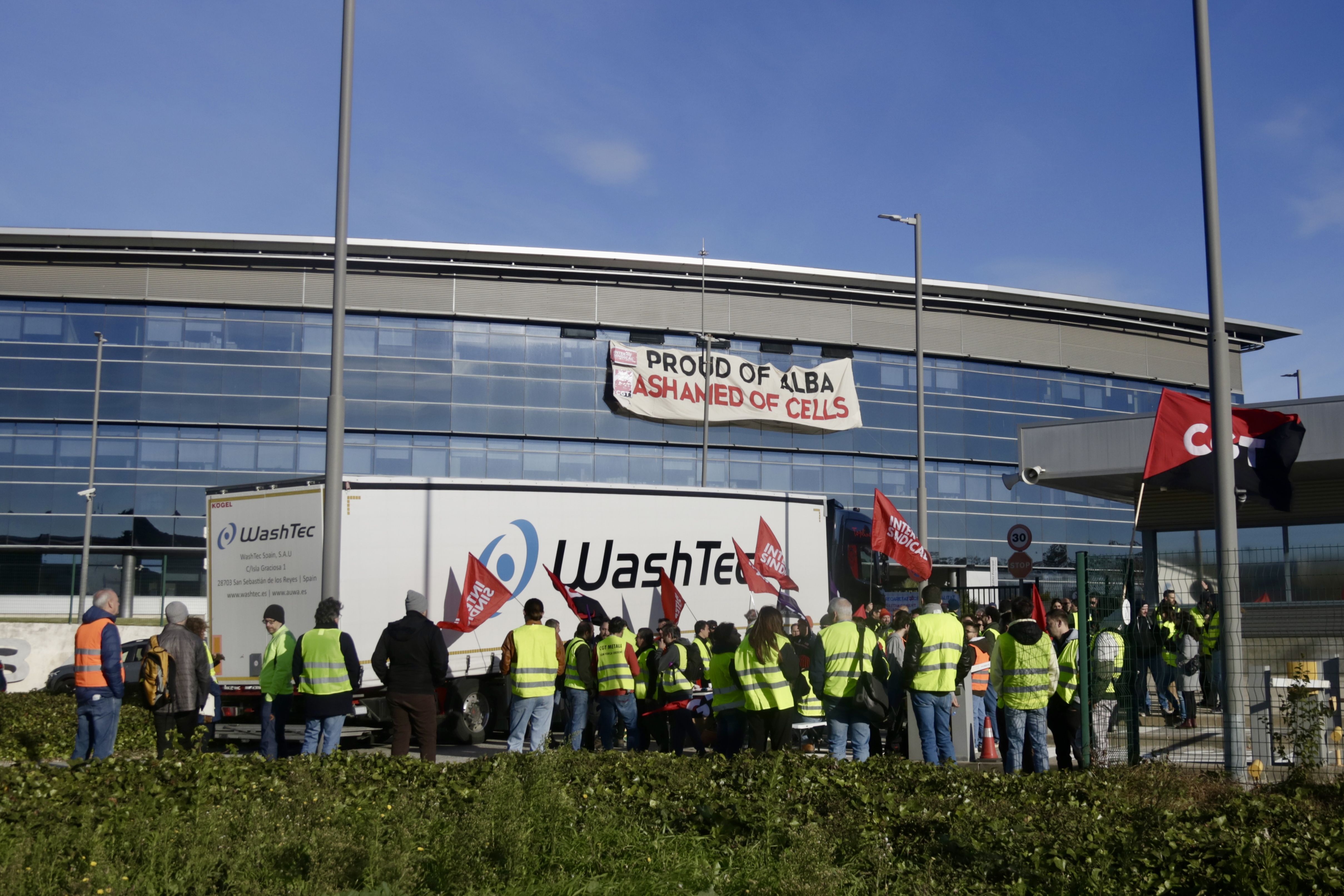 Treballadors del Sincrotró Alba durant una protesta a les portes del centre | Jordi Pujolar (ACN)