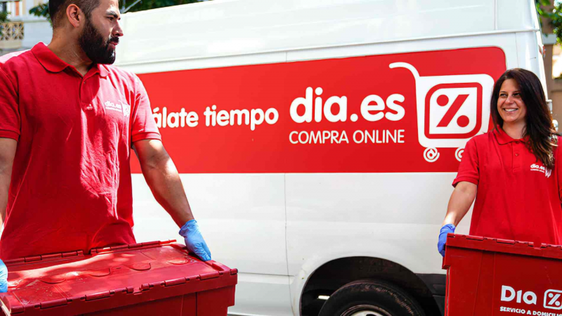 Dos repartidors de Dia en plena activitat | Cedida Dos repartidors de Dia en plena activitat | Cedida