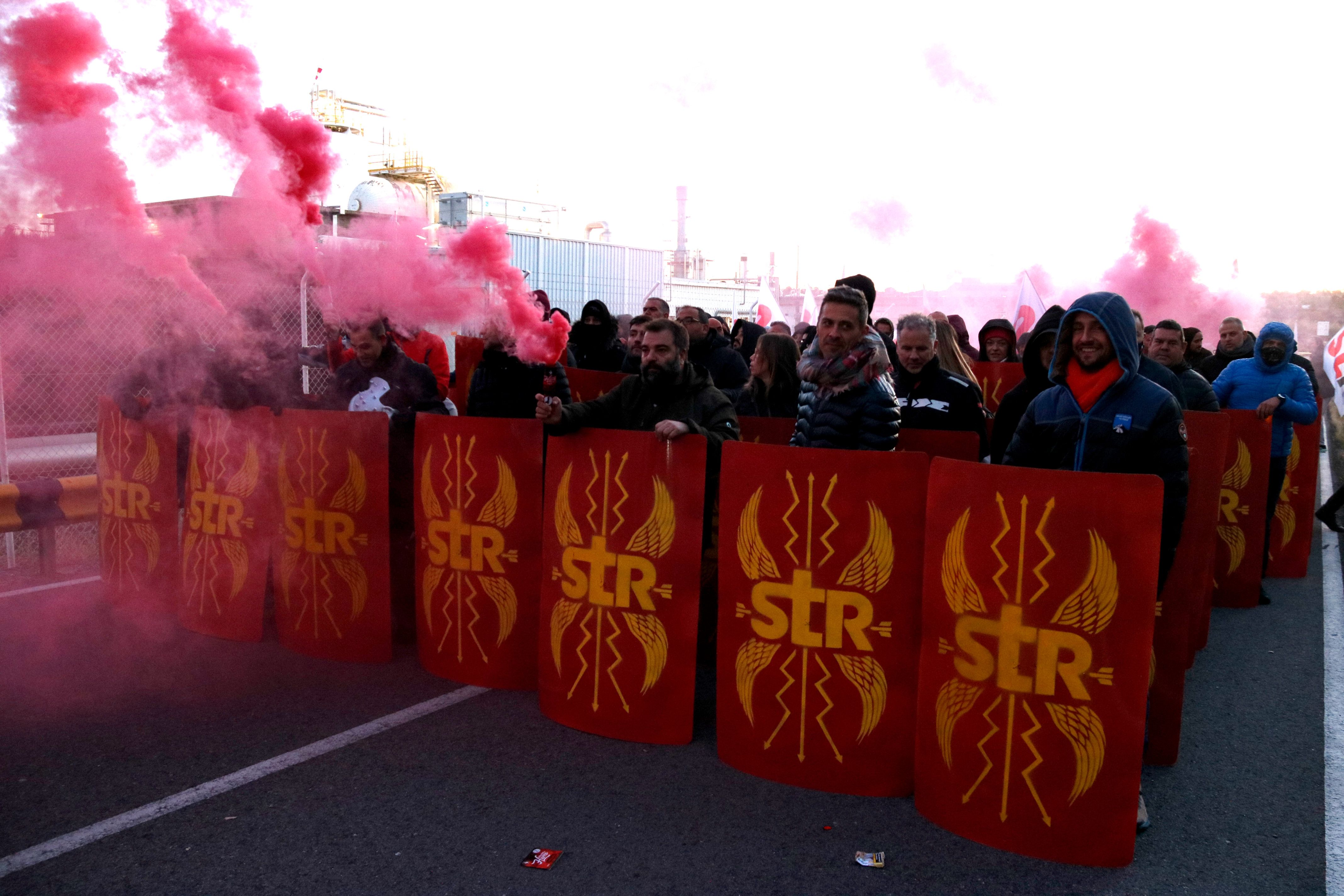 Un centenar de treballadors convocats per STR bloquegen els accesos de Repsol Tarragona | Arnau Martínez (ACN)