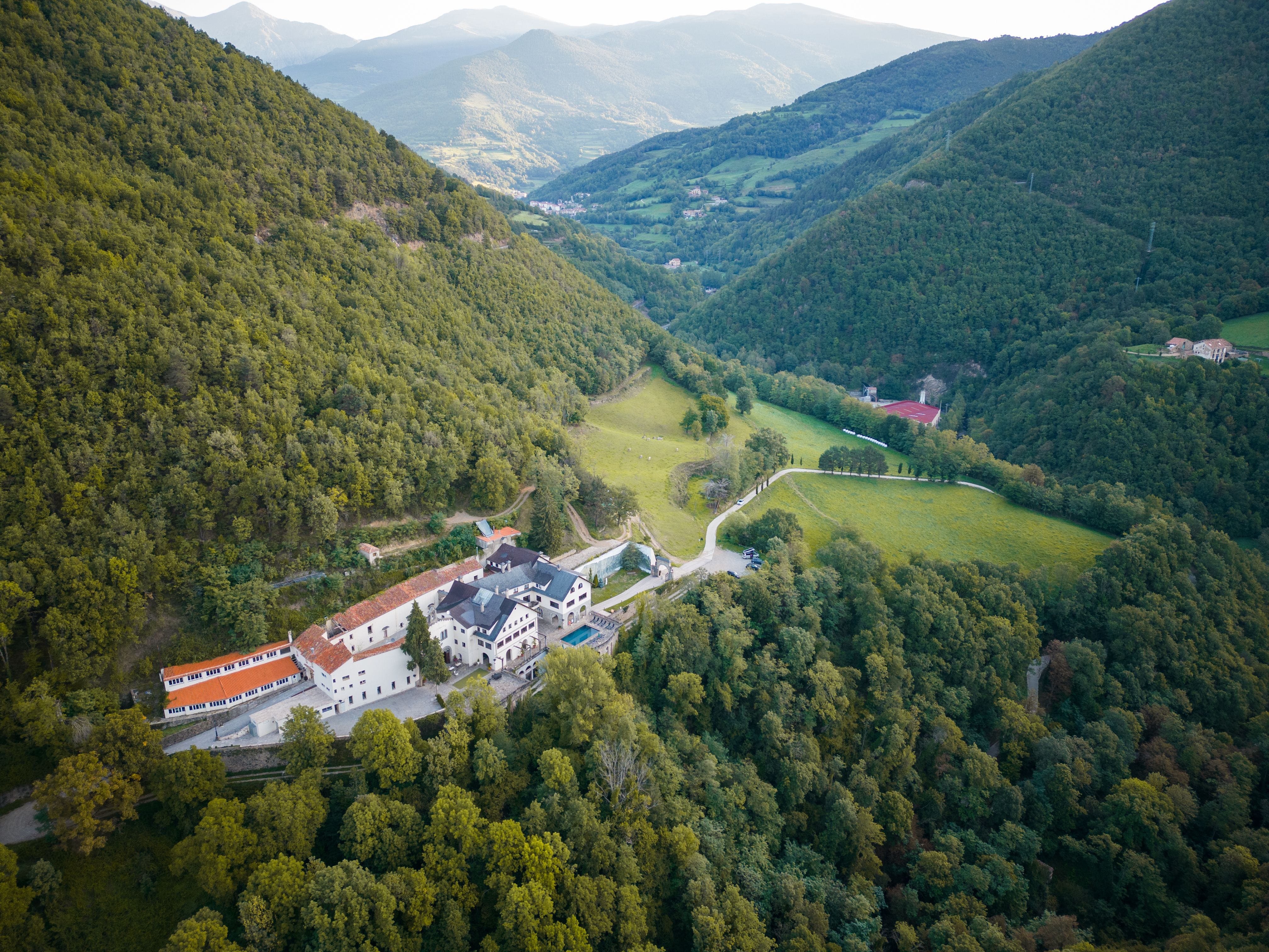L'Hotel Angelats està envoltat per boscos i muntanyes, en els quals organitzen passejades i excursions | Cedida
