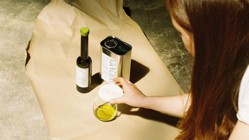 Los aceites de parcela de Anècdota Rural, con su fundadora Carla Gili | Cedida Los aceites de parcela de Anècdota Rural, con su fundadora Carla Gili | Cedida