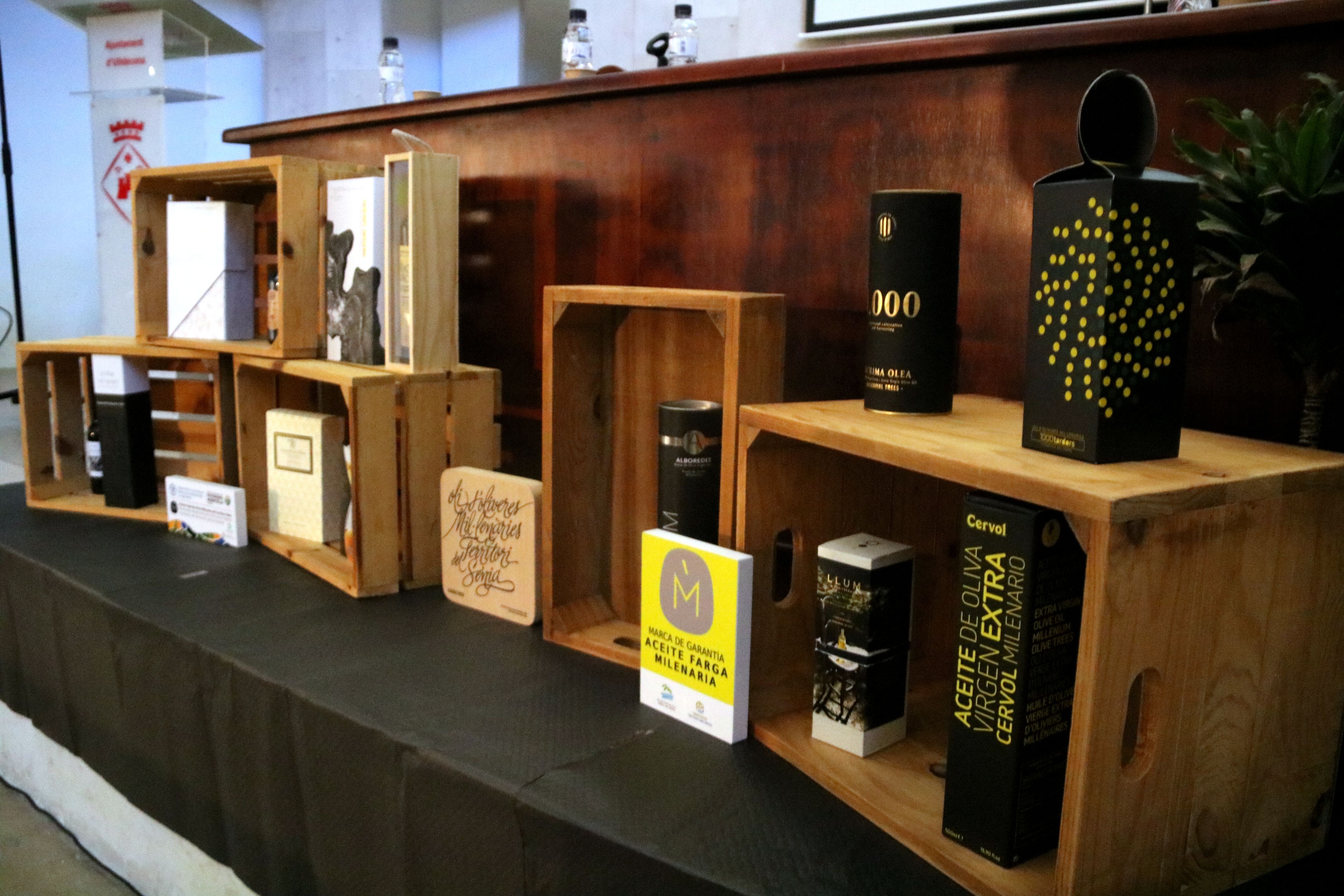 Muestras de los aceites de la marca de garantía Farga Mil·lenària | Anna Ferràs (ACN)