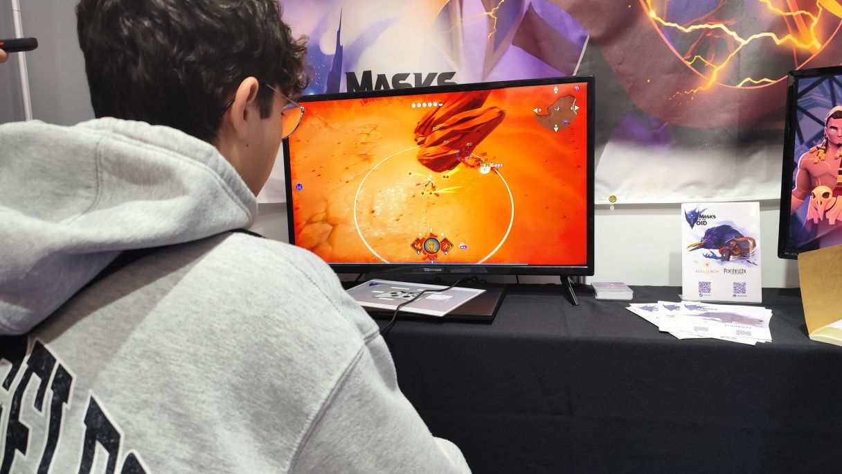 Un asistente al SAGA jugando a 'Masks of the Void' de RolldBox | Marc Vilajosana