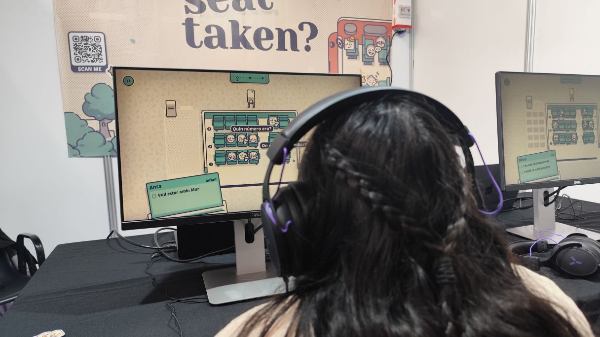 Una visitante del SAGA juega a 'Is this seat taken?' de Poti Poti Studio | Marc Vilajosana