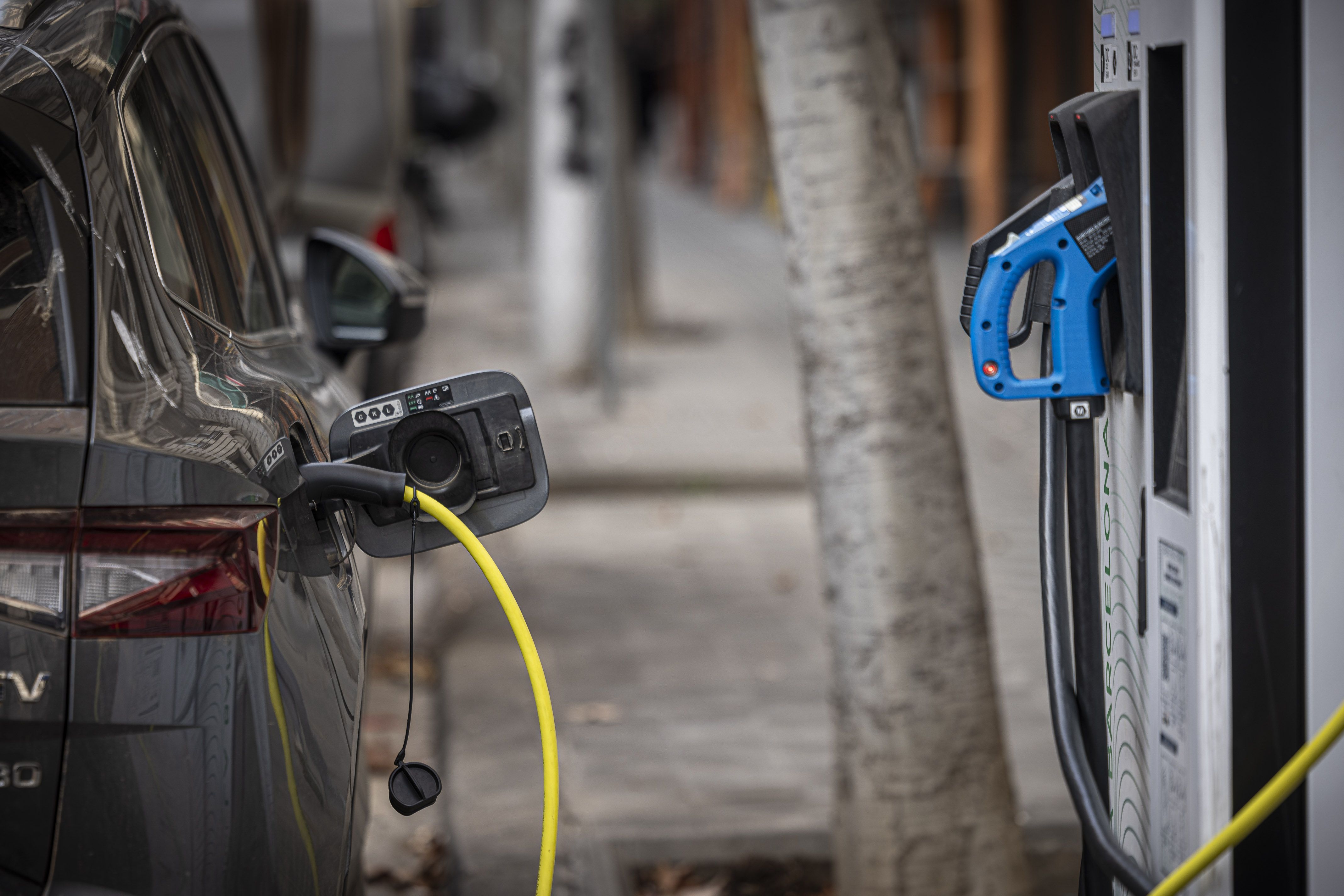 Un cotxe elèctric carregant-se al carrer | Jordi Borràs (ACN)