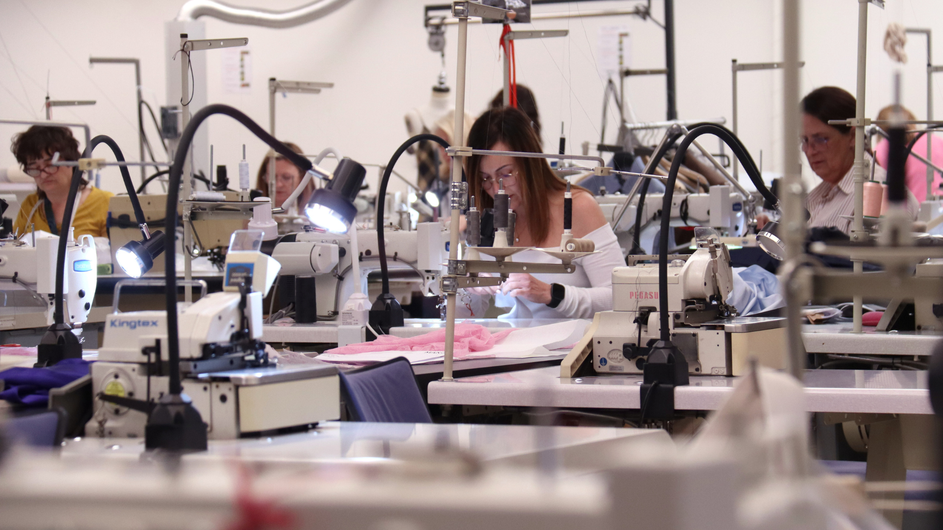 Treballadores cosint peces de roba a la seu corporativa de Mango, situada al Palau-Solità i Plegamans | Aina Martí (ACN)