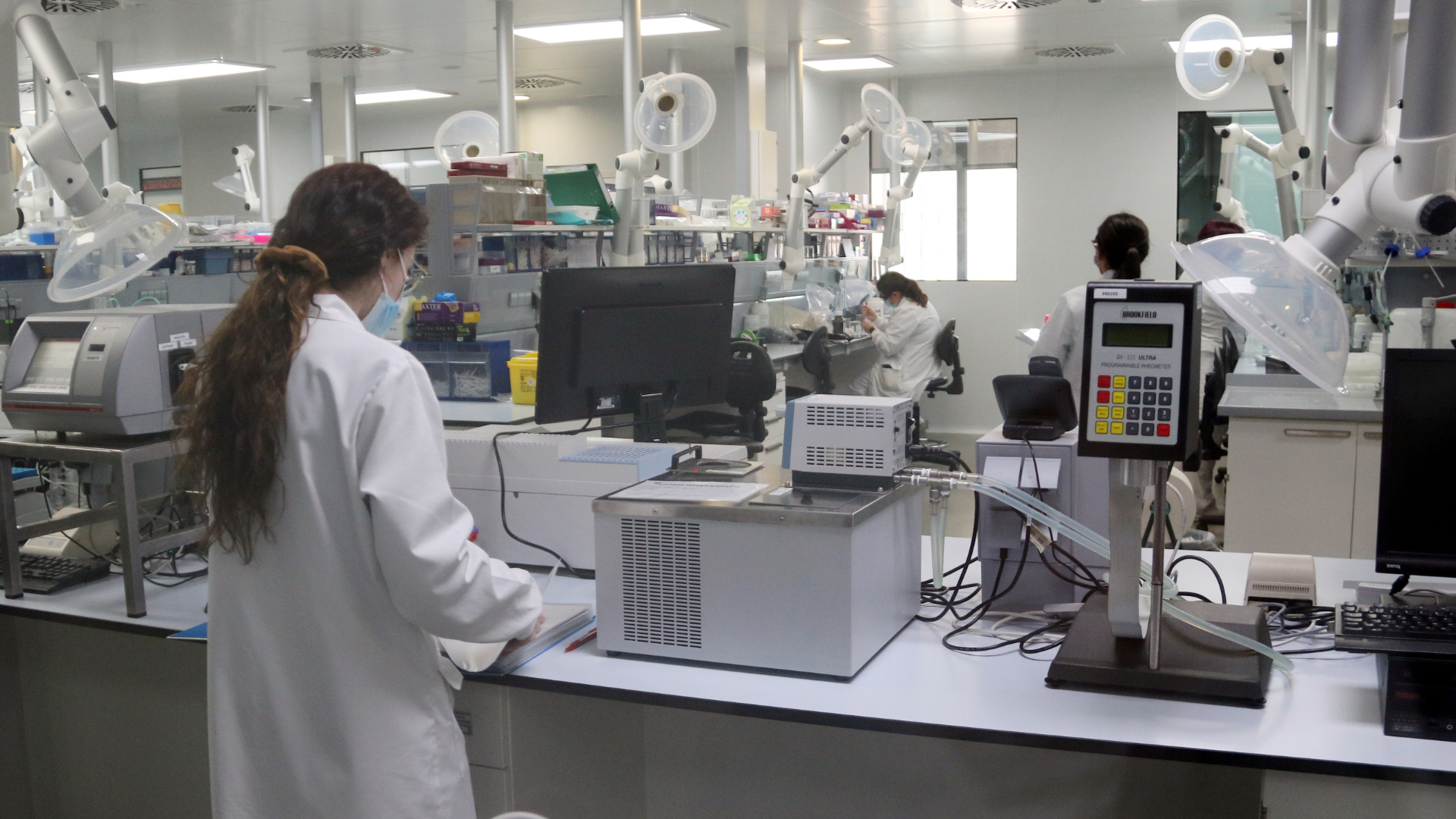 Uno de los laboratorios de la fábrica de Reig Jofre en Sant Joan Despí, el 26 de marzo de 2021 | Àlex Recolons (ACN)