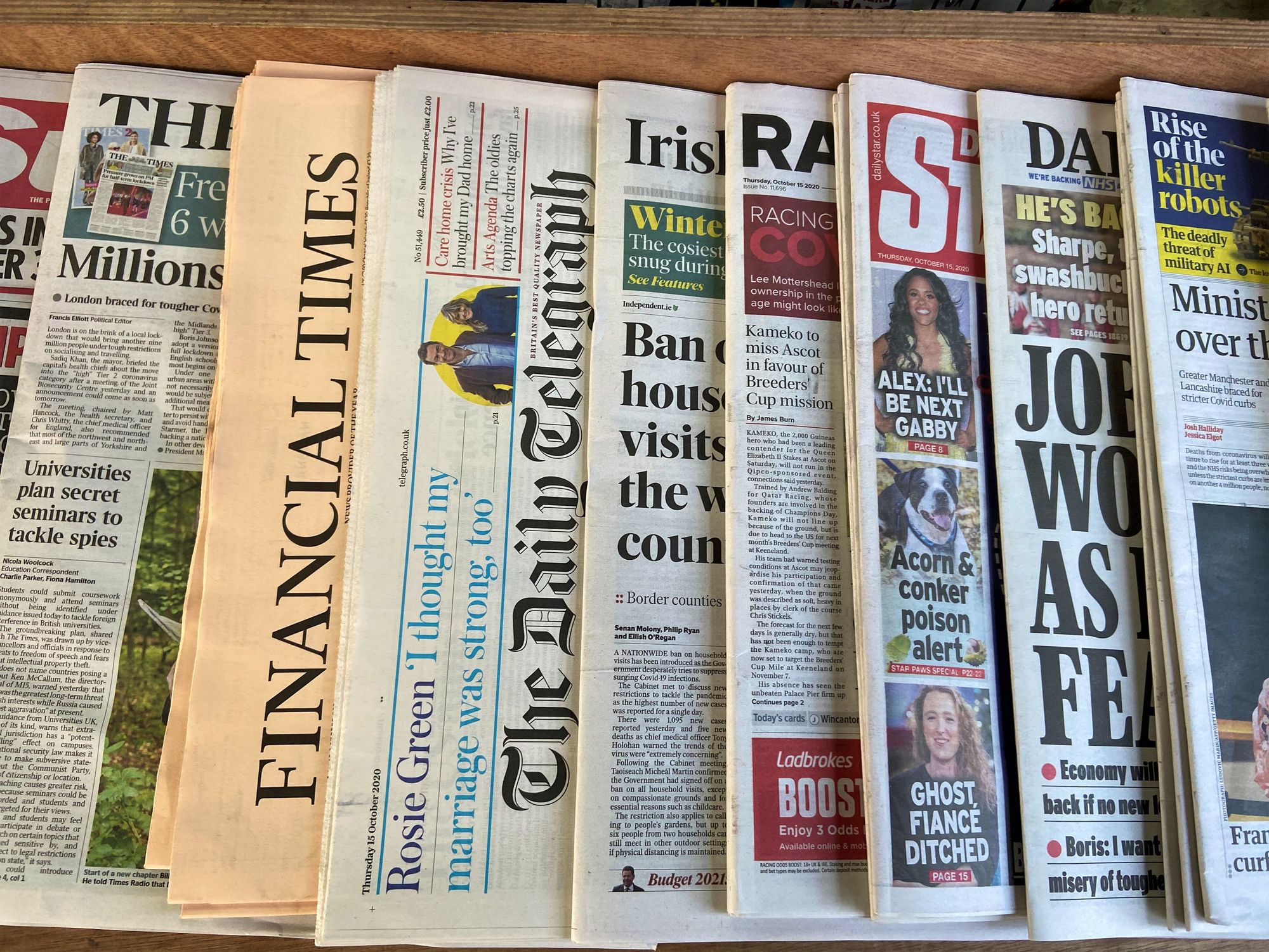 Diversos diaris del Regne Unit en un quiosc | iStock