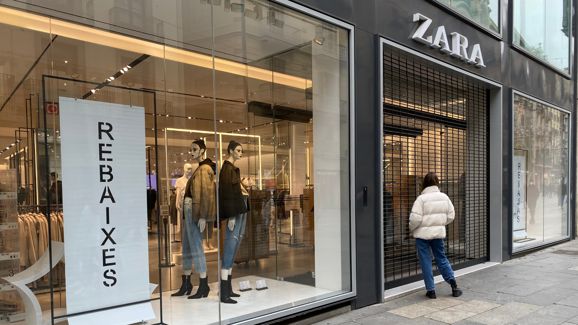 Una compradora delante de una tienda Zara cerrada en el Portal de l'Àngel de Barcelona | Marta Casado (ACN)