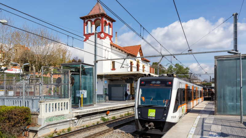 Un tren de Ferrocarrils de la Generalitat de Catalunya (FGC) en la estación de tren de Valldoreix | iStock Un tren de Ferrocarrils de la Generalitat de Catalunya (FGC) en la estación de tren de Valldoreix | iStock