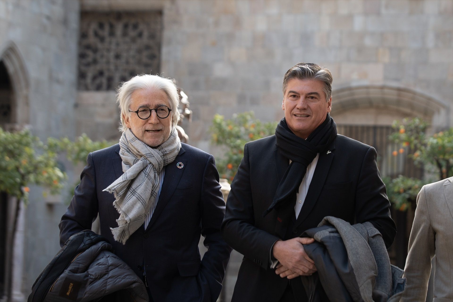 A l'esquerra, el president de Foment del Treball, Sánchez Llibre; a la dreta, el president de Pimec, Antoni Cañete, durant una visita al Palau de la Generalitat | Europa Press