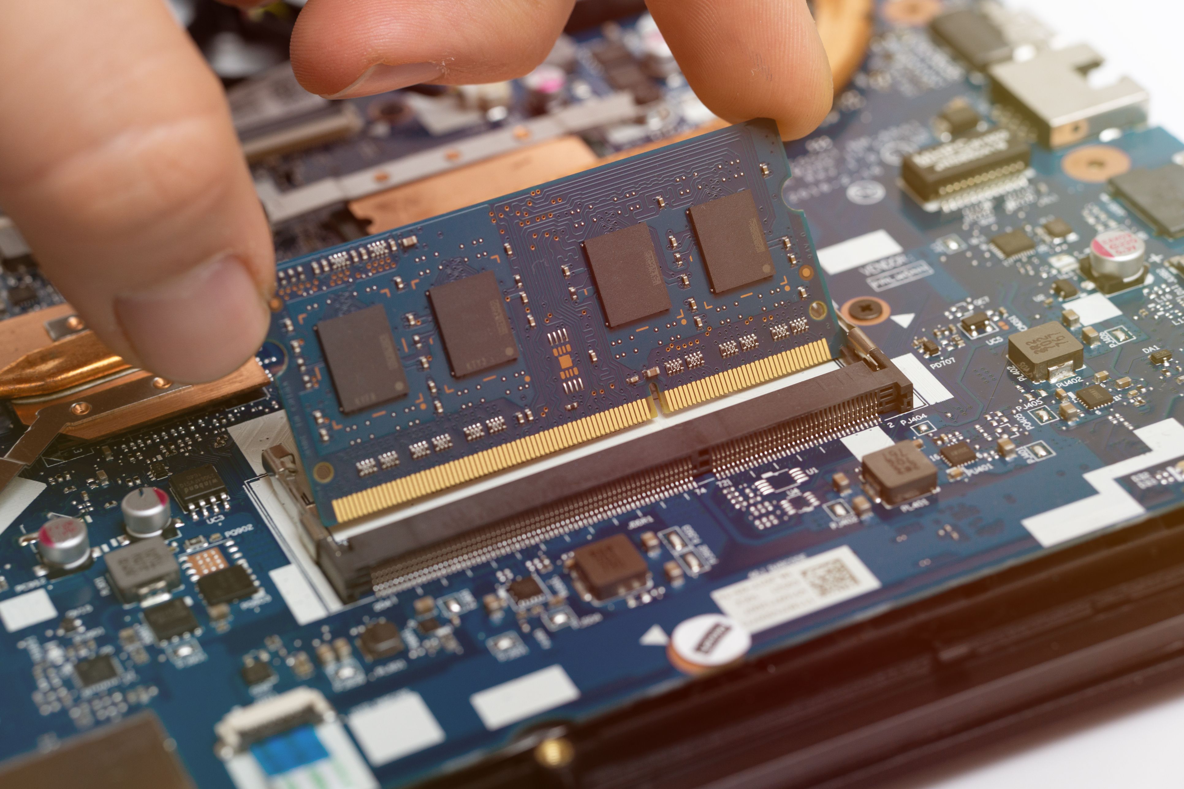 SK Hynix, Samsung y Micron concentraban el 91,5% de las ventas de memorias RAM mundiales el tercer trimestre de 2025 | by sonmez (iStock)