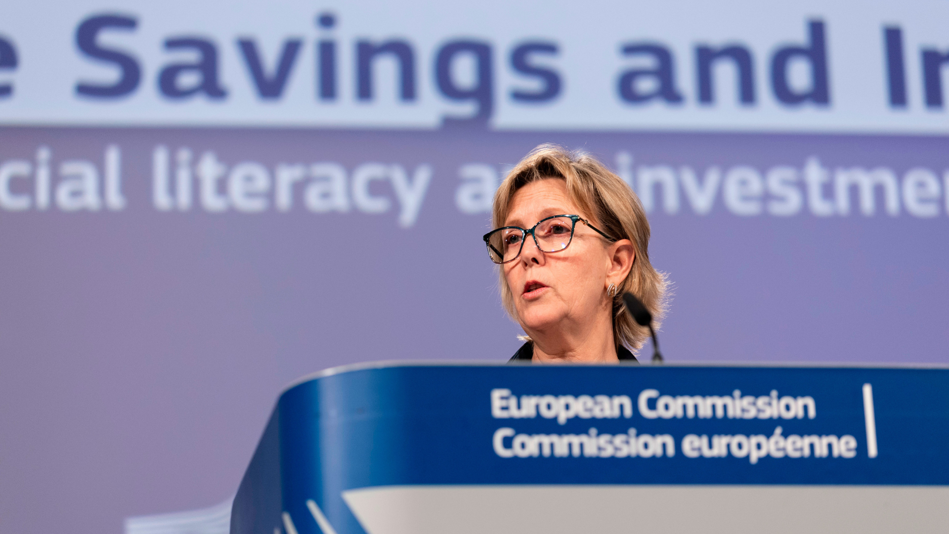 La comissària europea d'Estabilitat Financera, Serveis Financers i Unió dels Mercats de Capital, María Luis Albuquerque, durant una roda de premsa des de la seu de la Comissió Europea | Unió Europea