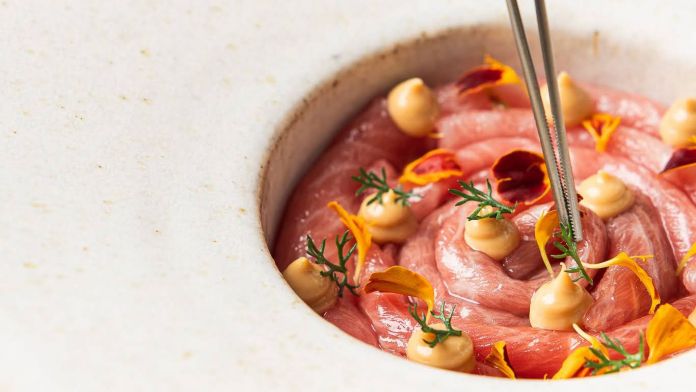 ventresca de tonyina amb emulsió de pinyons, un dels plats clàssics del restaurant Mont Bar de l'Eixample, Barcelona ventresca de tonyina amb emulsió de pinyons, un dels plats clàssics del restaurant Mont Bar de l'Eixample, Barcelona