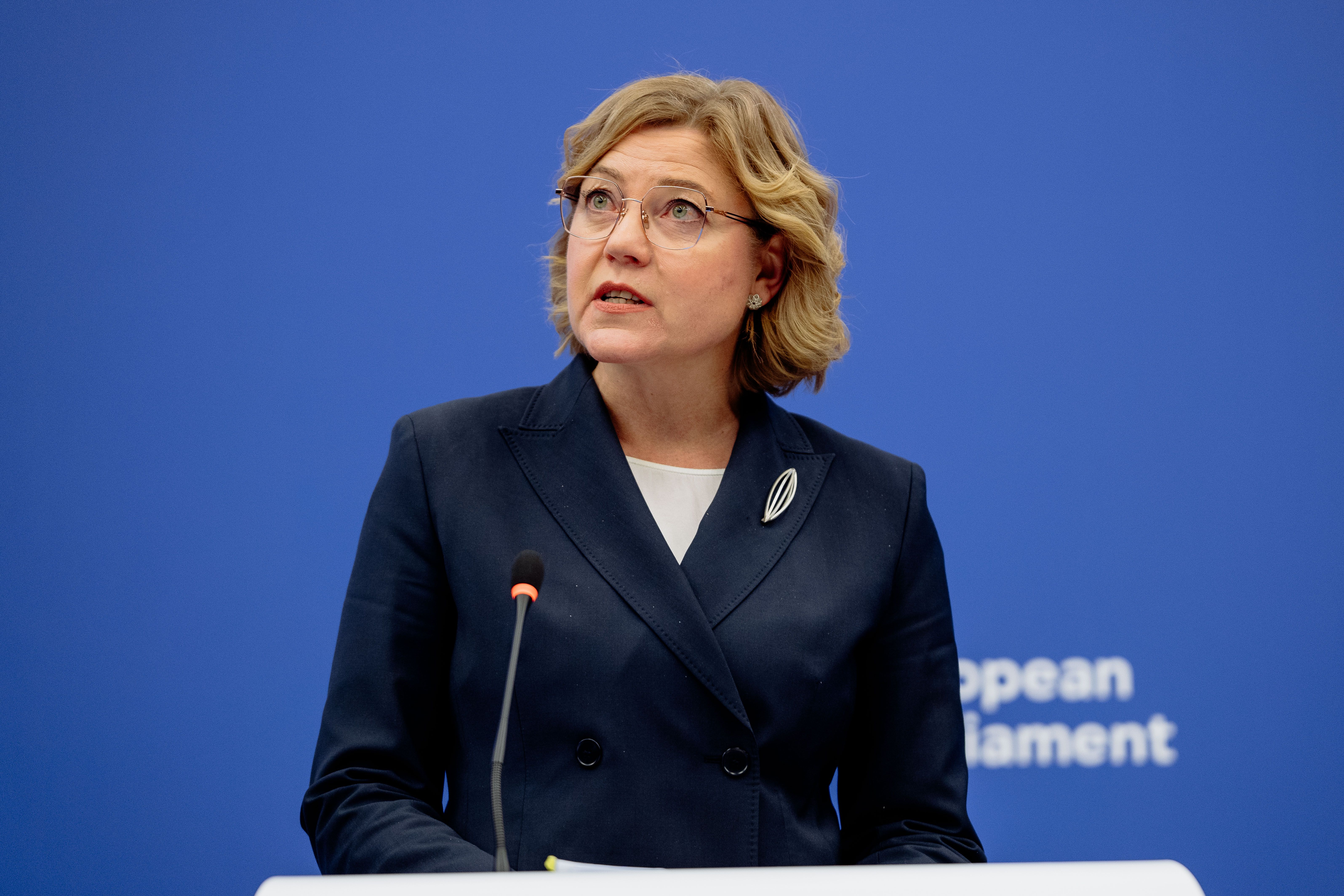 La vicepresidenta de la CE a cargo de Soberanía Tecnológica, Seguridad y Democracia, Henna Virkkunen, en una rueda de prensa | Parlamento Europeo