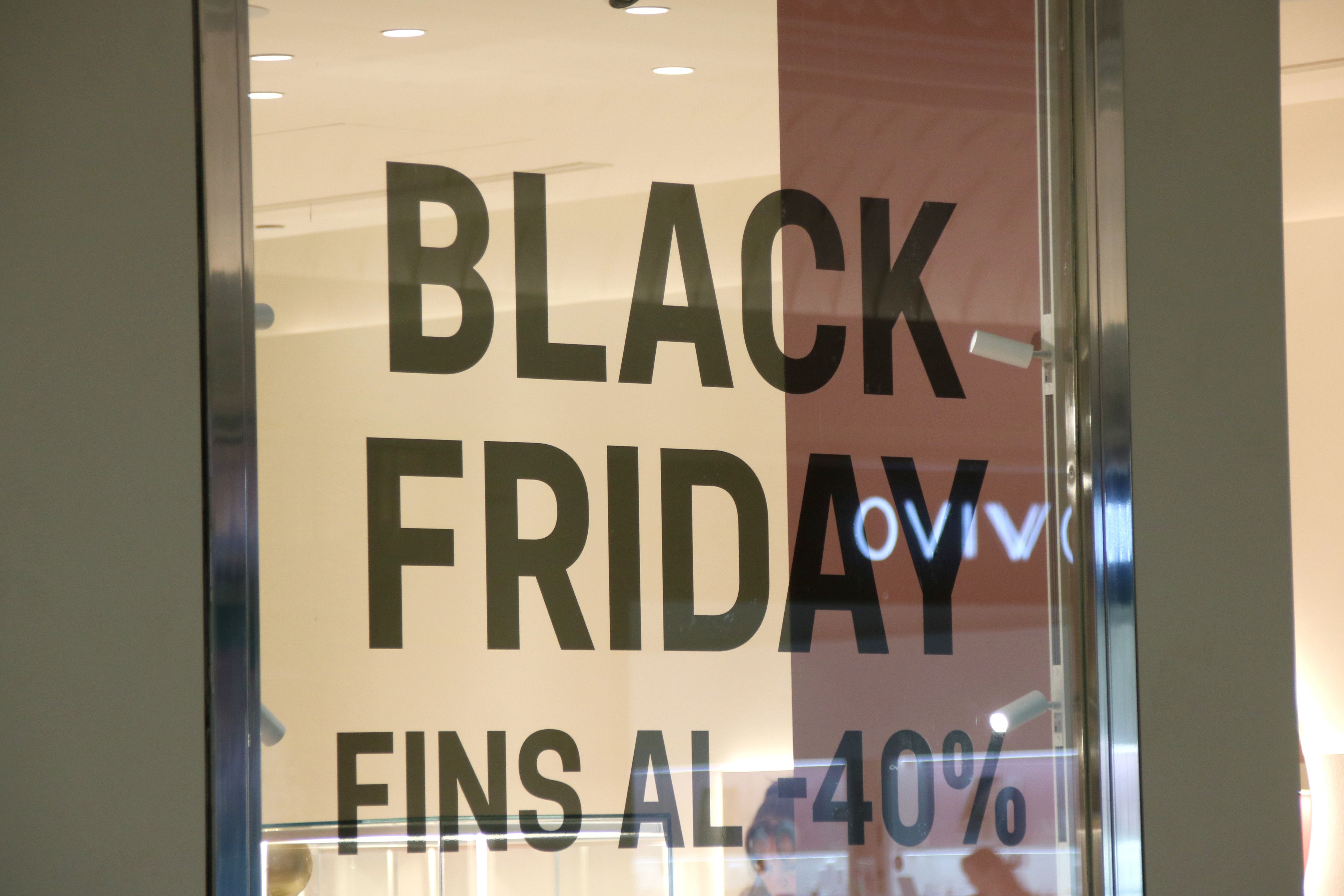 Una botiga anunciant descomptes pel Black Friday | Albert Hernàndez (ACN)