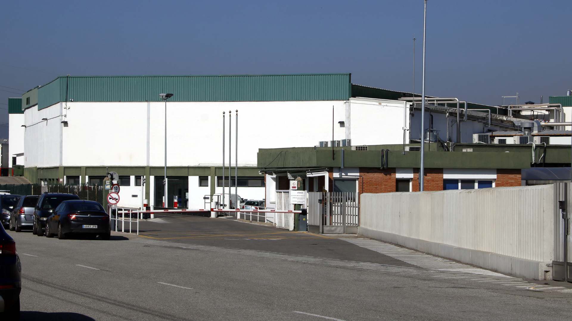 Pla general de l'entrada a l'escorxador que el Grupo Jorge té a Santa Eugènia de Berga | Laura Busquets (ACN)