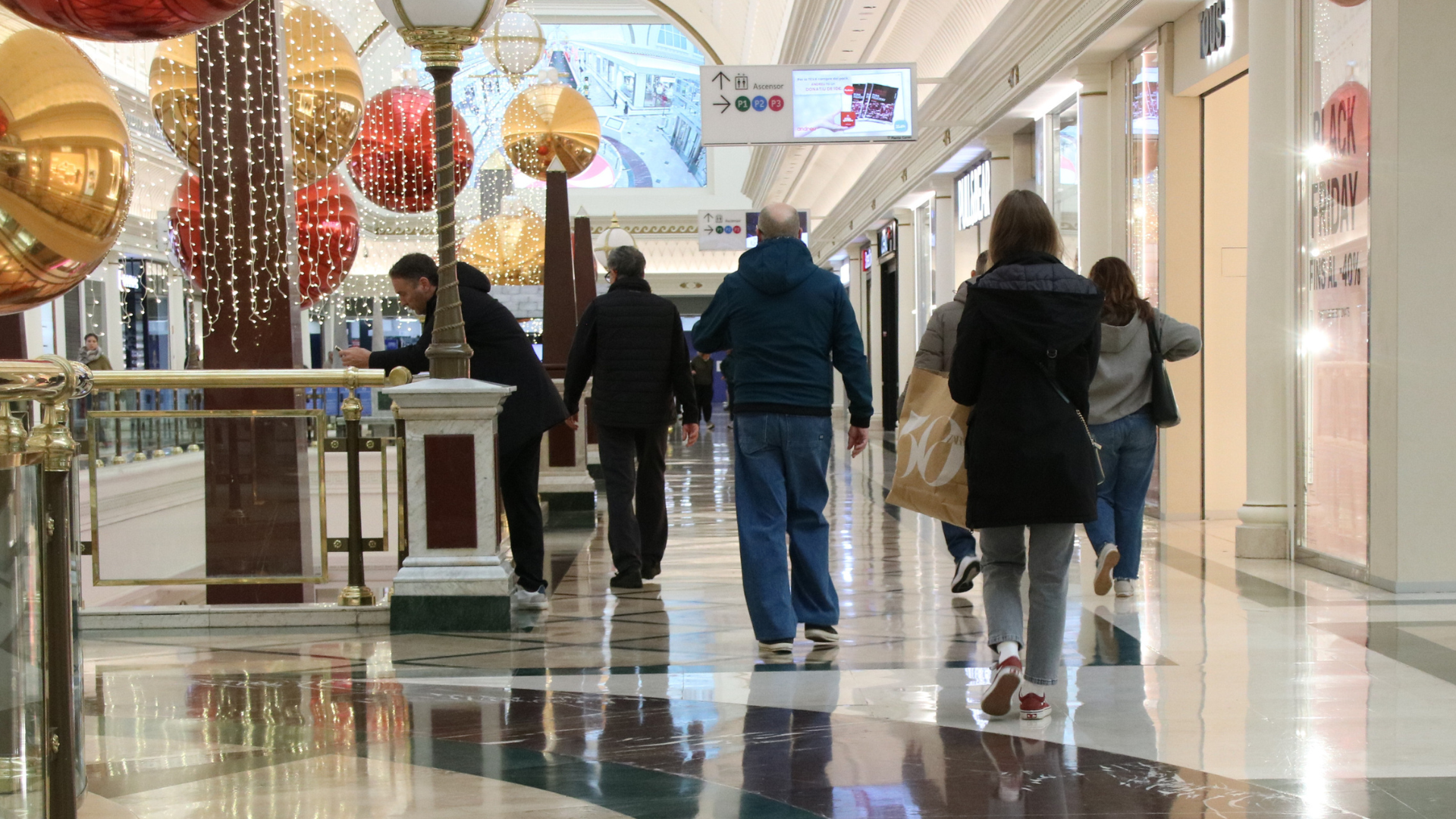 Un centre comercial amb usuaris carregant bosses | Albert Hernàndez (ACN)