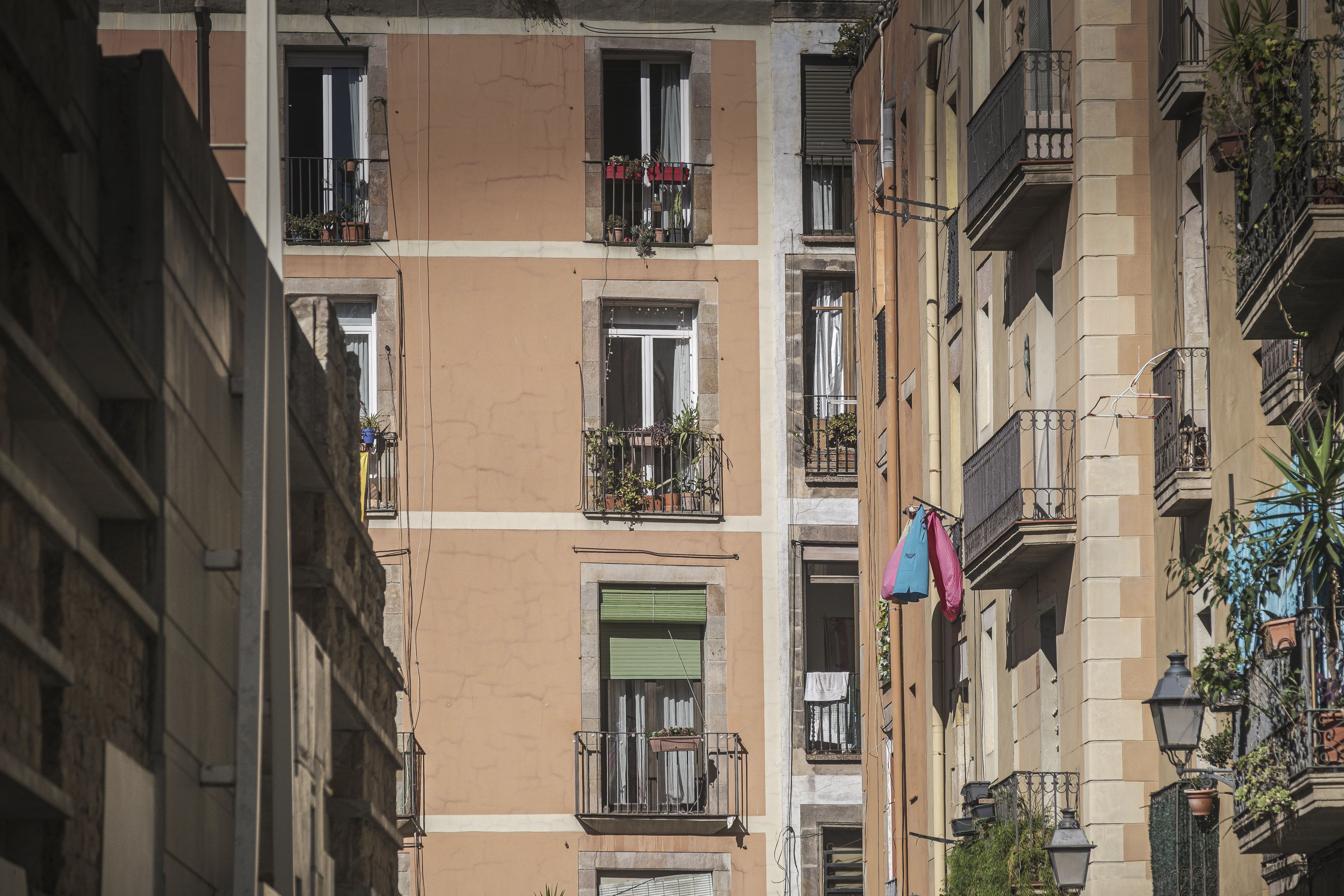 Balcons amb roba estesa en un carrer de Barcelona | Jordi Borràs (ACN)