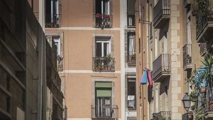 Balcones con ropa tendida en una calle de Barcelona | Jordi Borràs (ACN)