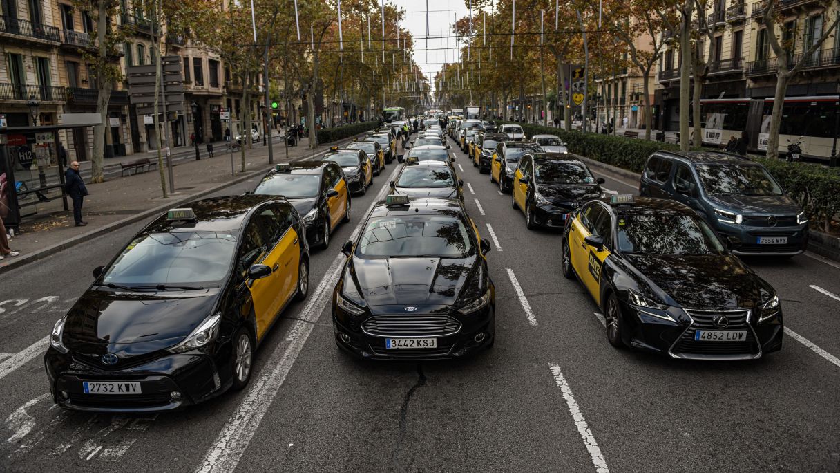 Taxis aturats a la Gran Via de Barcelona | Alberto Paredes (Europa Press) Taxis aturats a la Gran Via de Barcelona | Alberto Paredes (Europa Press)
