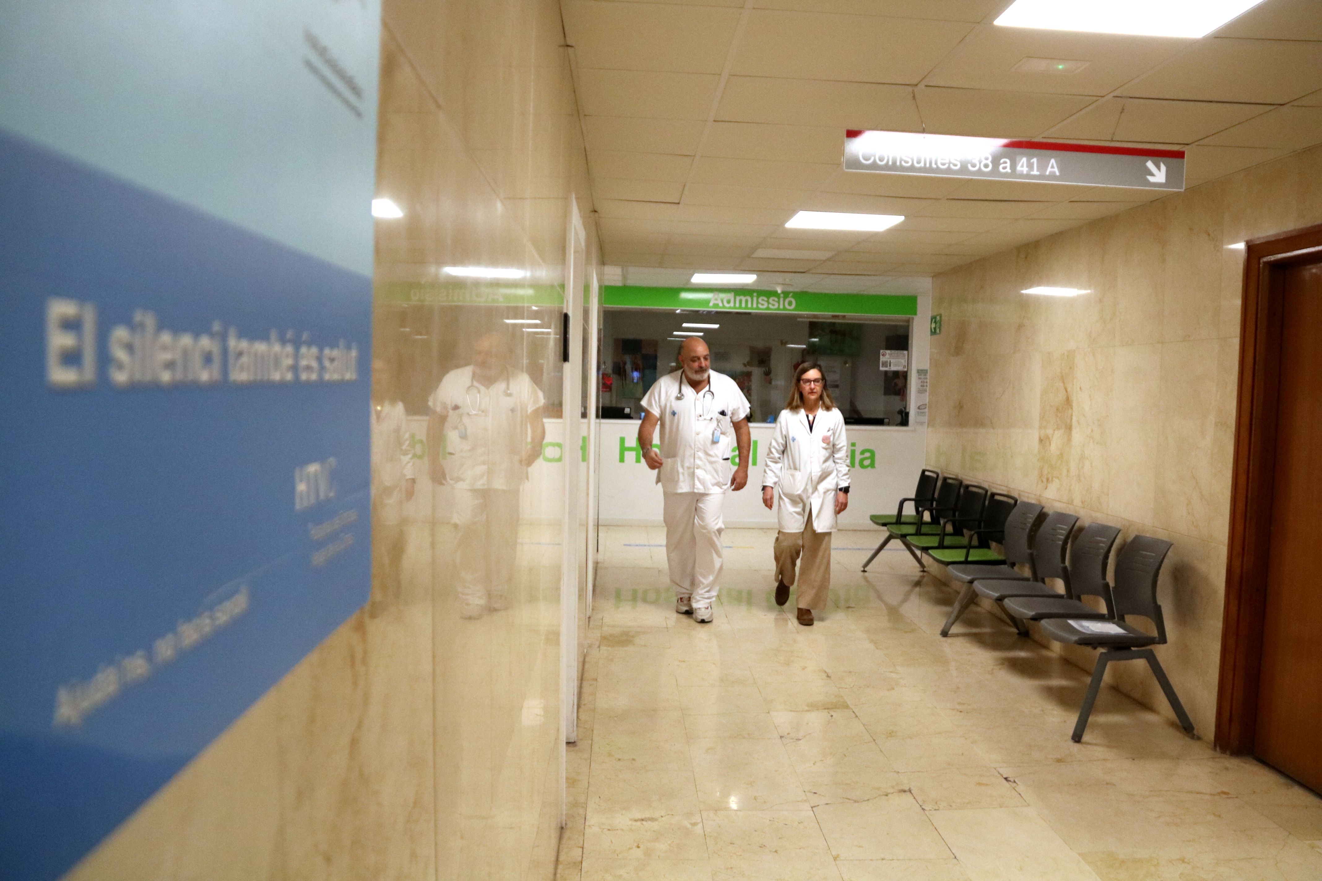 Dos metges caminen per un passadís de les consultes externes de l'Hospital de Tortosa Verge de la Cinta  | Anna Ferràs (ACN)