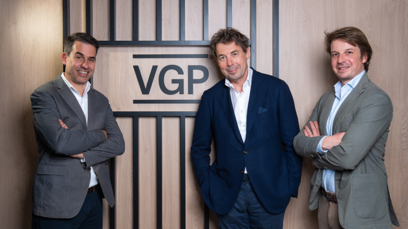 De izquierda a derecha: Javier Morales, codirector general de VGP España; Jan van Geet, fundador y CEO de VGP; y Dirk Mittermüller, codirector general de VGP España | Cedida De izquierda a derecha: Javier Morales, codirector general de VGP España; Jan van Geet, fundador y CEO de VGP; y Dirk Mittermüller, codirector general de VGP España | Cedida