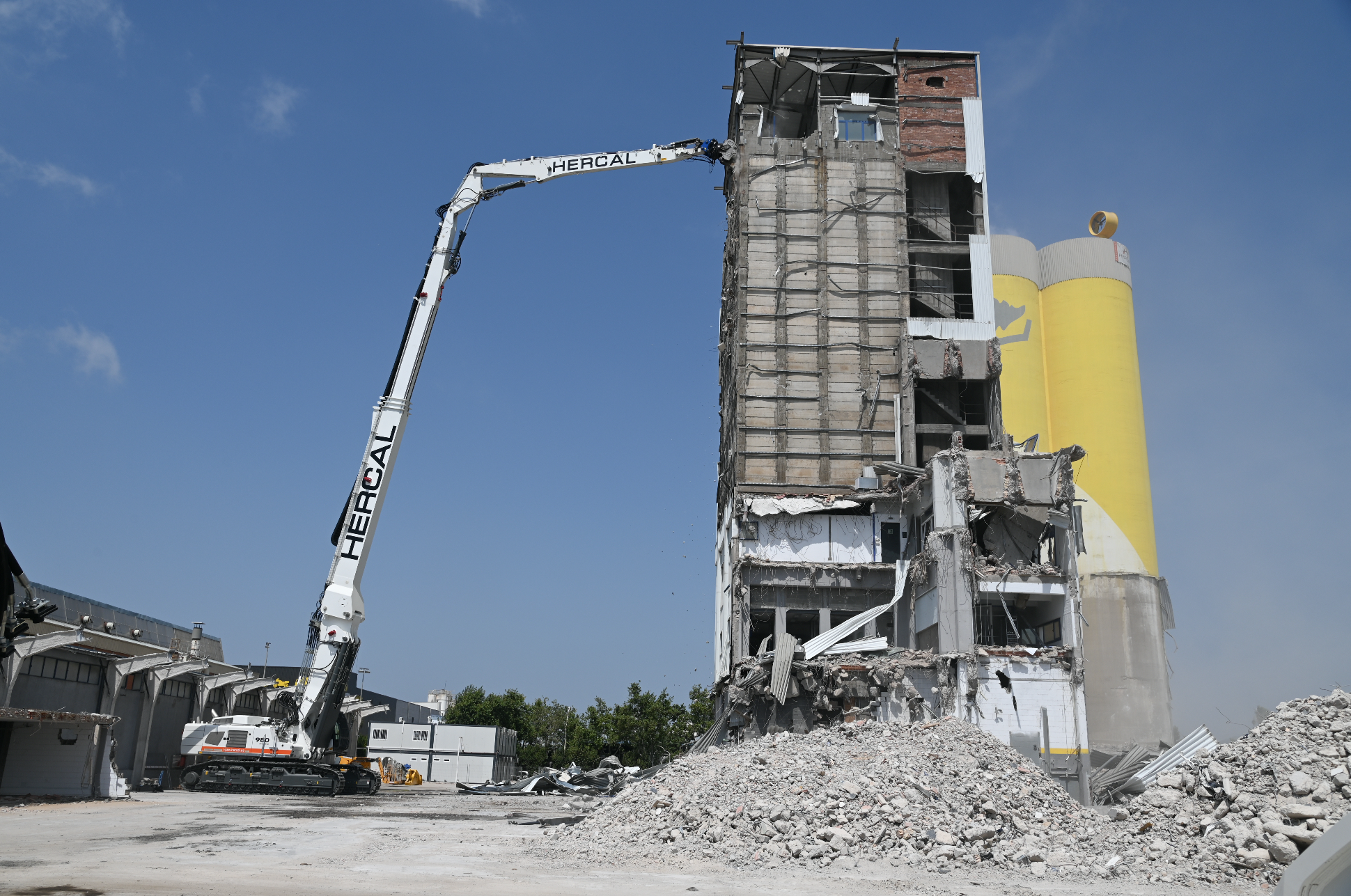 Hercal tiene la grúa de demoliciones más alta de la península Ibérica | Cedida
