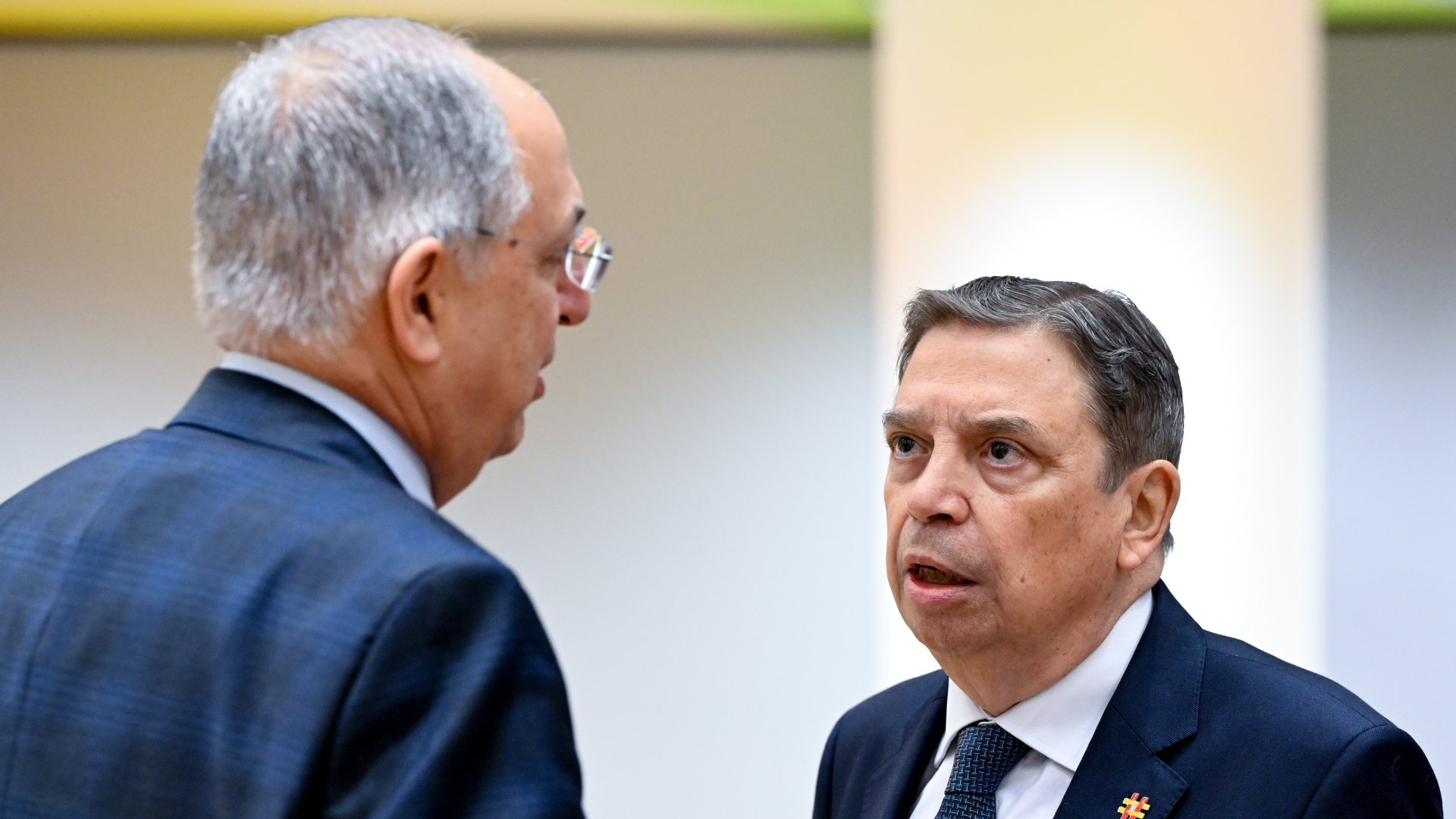 El ministre d'Agricultura i Pesca del govern espanyol, Luis Planas, conversant amb el comissari europeu de Pesca, Costa Kadis, durant les negociacions a Brusel·les per les quotes de pesca el 2026 | Consell de la UE