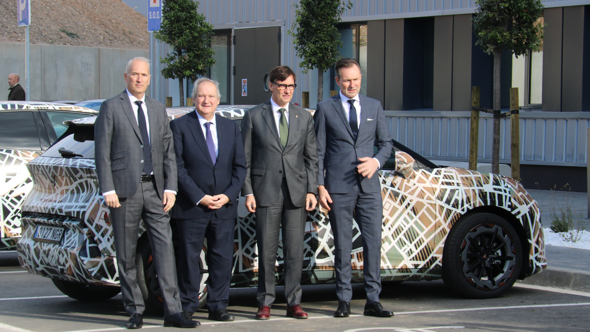 El conseller delegat de Seat i Cupra, Markus Haupt amb el ministre d'Indústria Jordi Hereu i el president de la Generalitat, Salvador Illa, en la inauguració de la planta d'assembalatge de bateries | Àlex Recolons (ACN) El conseller delegat de Seat i Cupra, Markus Haupt amb el ministre d'Indústria Jordi Hereu i el president de la Generalitat, Salvador Illa, en la inauguració de la planta d'assembalatge de bateries | Àlex Recolons (ACN)