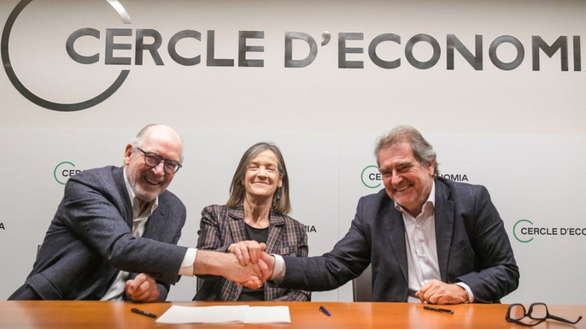 Foto de família al Cercle d’Economia durant la presentació del projecte de digitalització de l’Arxiu Documental | Cedida