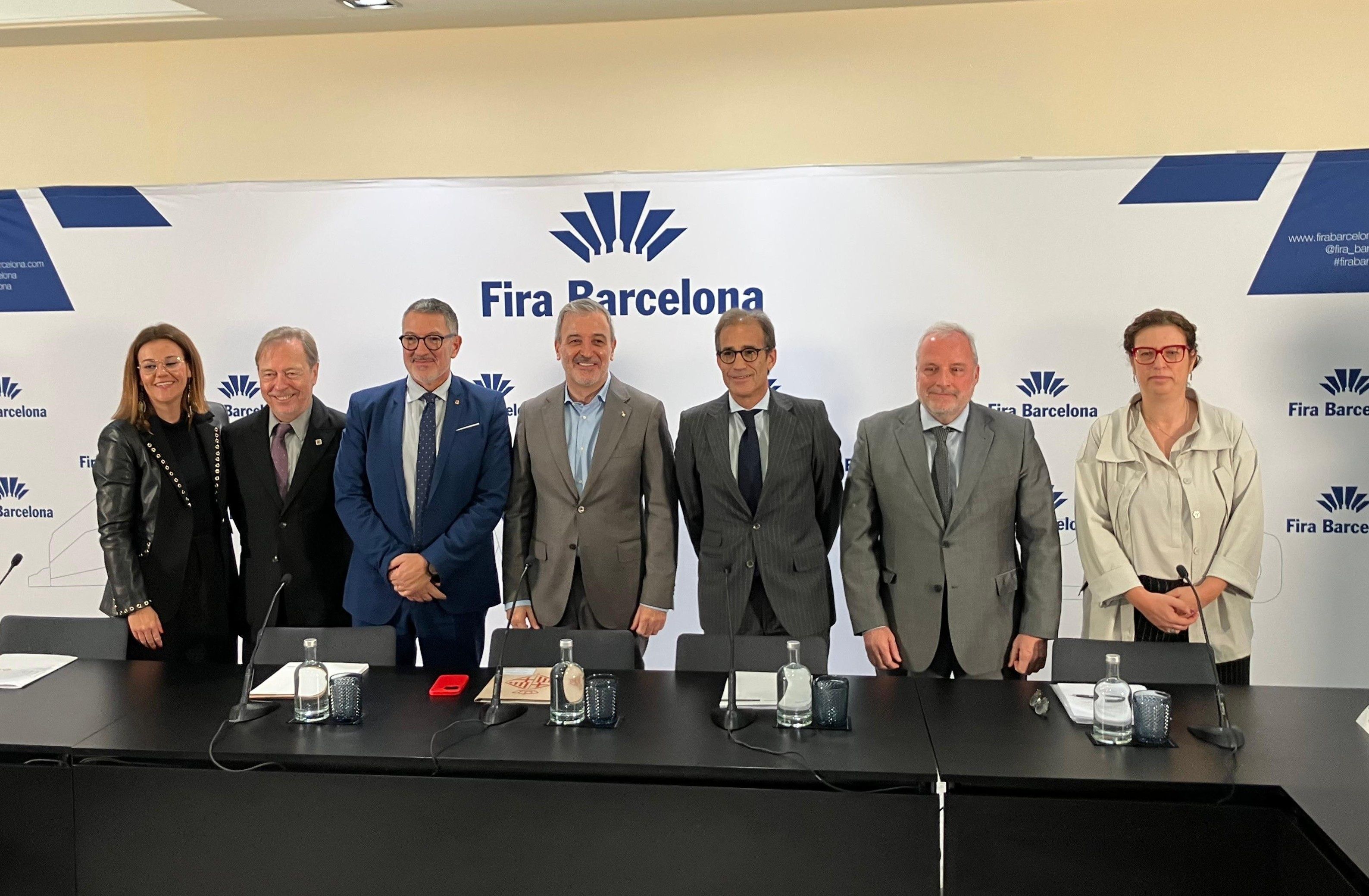 Martina Font (Fira de Barcelona), Josep Santacreu (Cambra de Barcelona), el conseller Miquel Sàmper, l'alcalde Jaume Collboni, Pau Relat (Fira de Barcelona), Constantí Serrallonga (Fira de Barcelona) i Laia Claverol (Ajuntament de Barcelona) | Europa Press