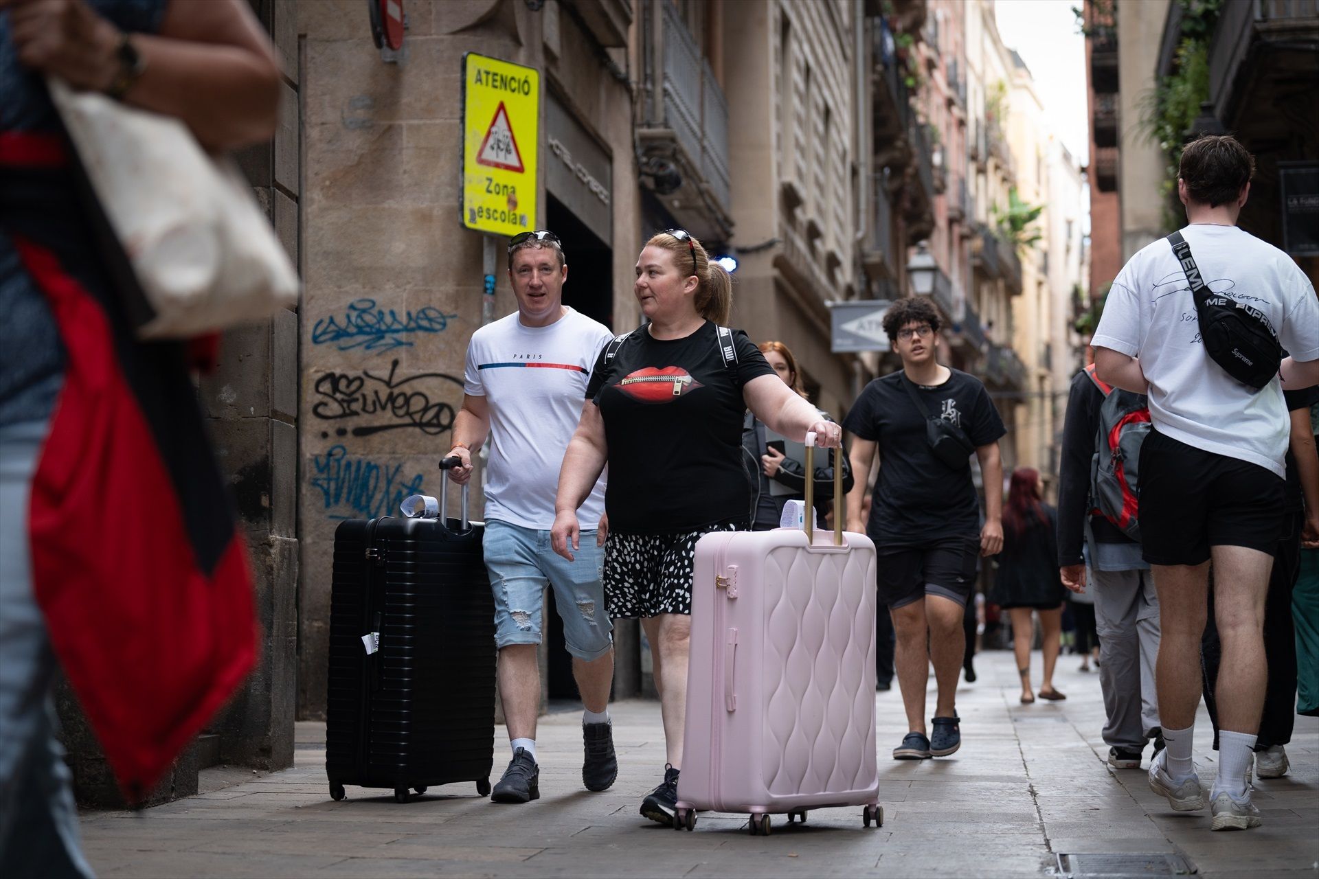 Varios turistas en el centro de Barcelona | David Zorrakino (Europa Press)