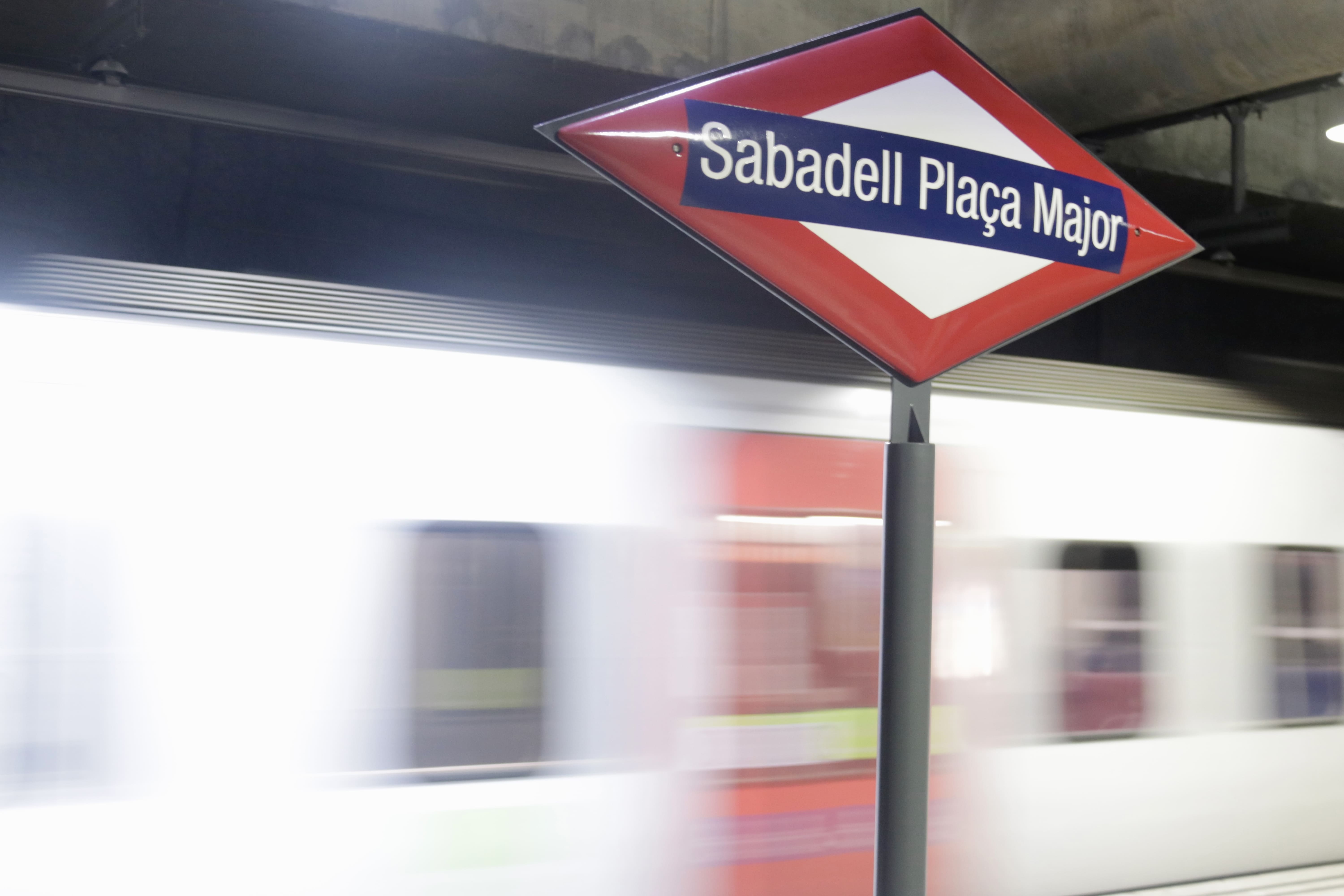 El andén de la parada Sabadell Plaza Mayor durante la llegada de un ferrocarril | Jordi Pujolar (ACN)