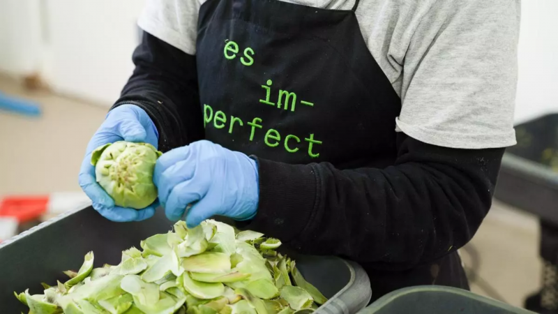 Una trabajadora de es im-perfect prepara verduras en el obrador | Cedida Una trabajadora de es im-perfect prepara verduras en el obrador | Cedida