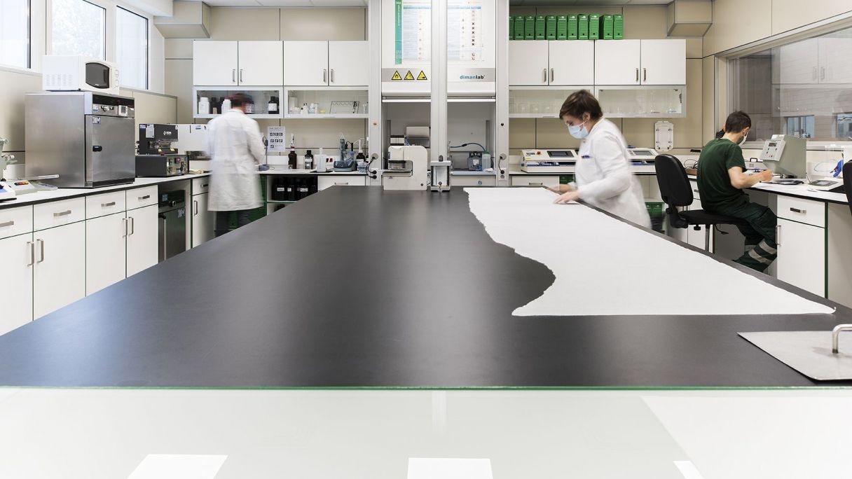 Diversos treballadors de Miquel y Costas operen a una planta de producció | Cedida per Miquel y Costas