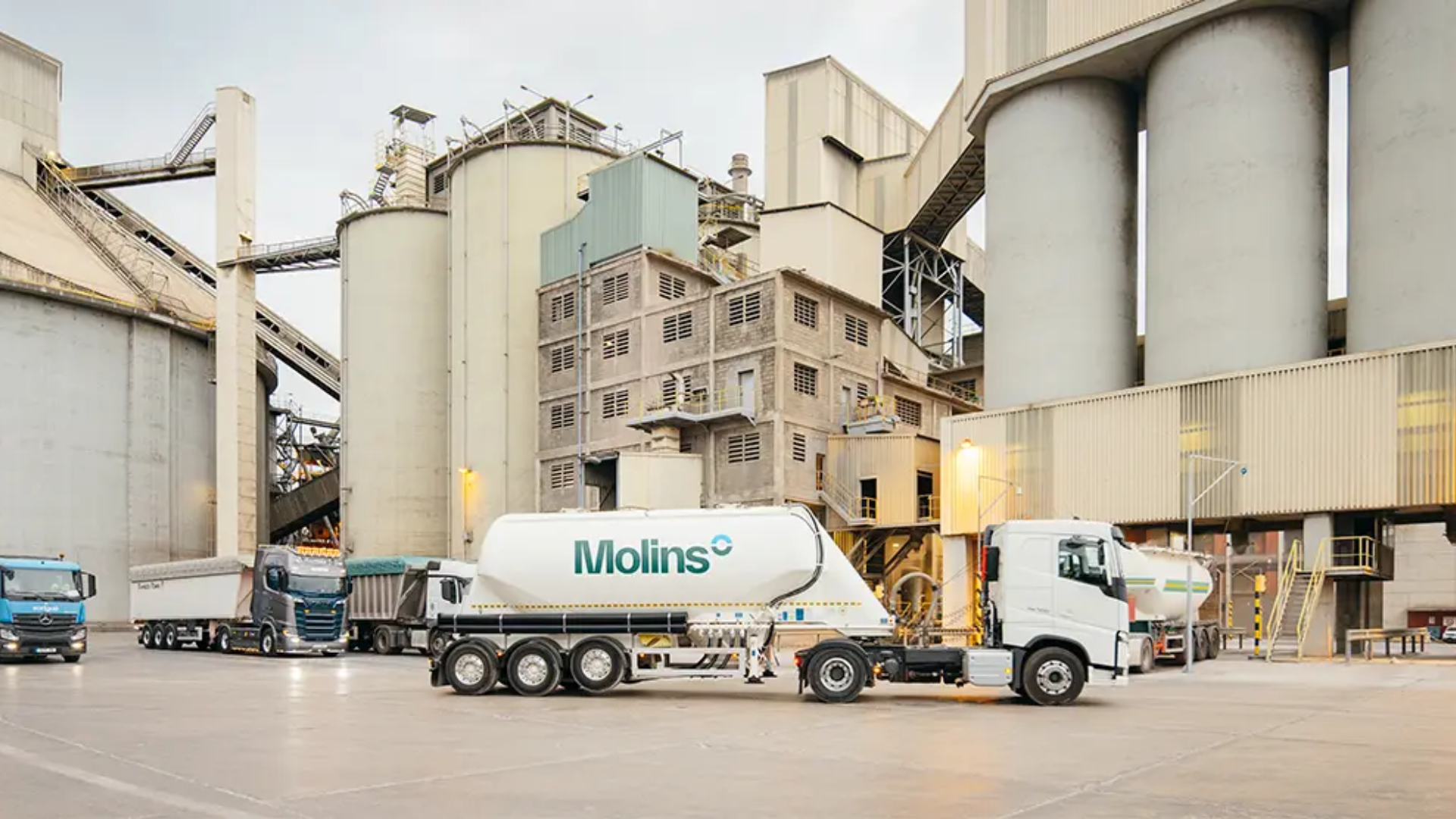 Vista de les instal·lacions de Molins, amb furgonetes estacionades al voltant | Cedida