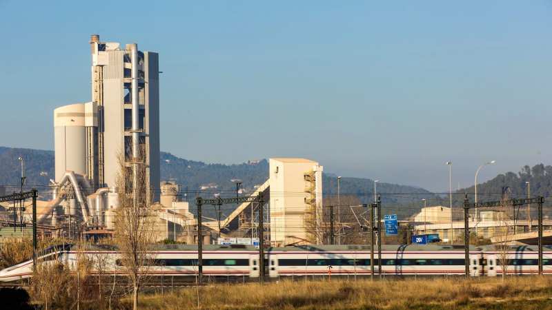 El complex industrial de Molins, amb un tren en circulació a tocar de la fàbrica| Cedida