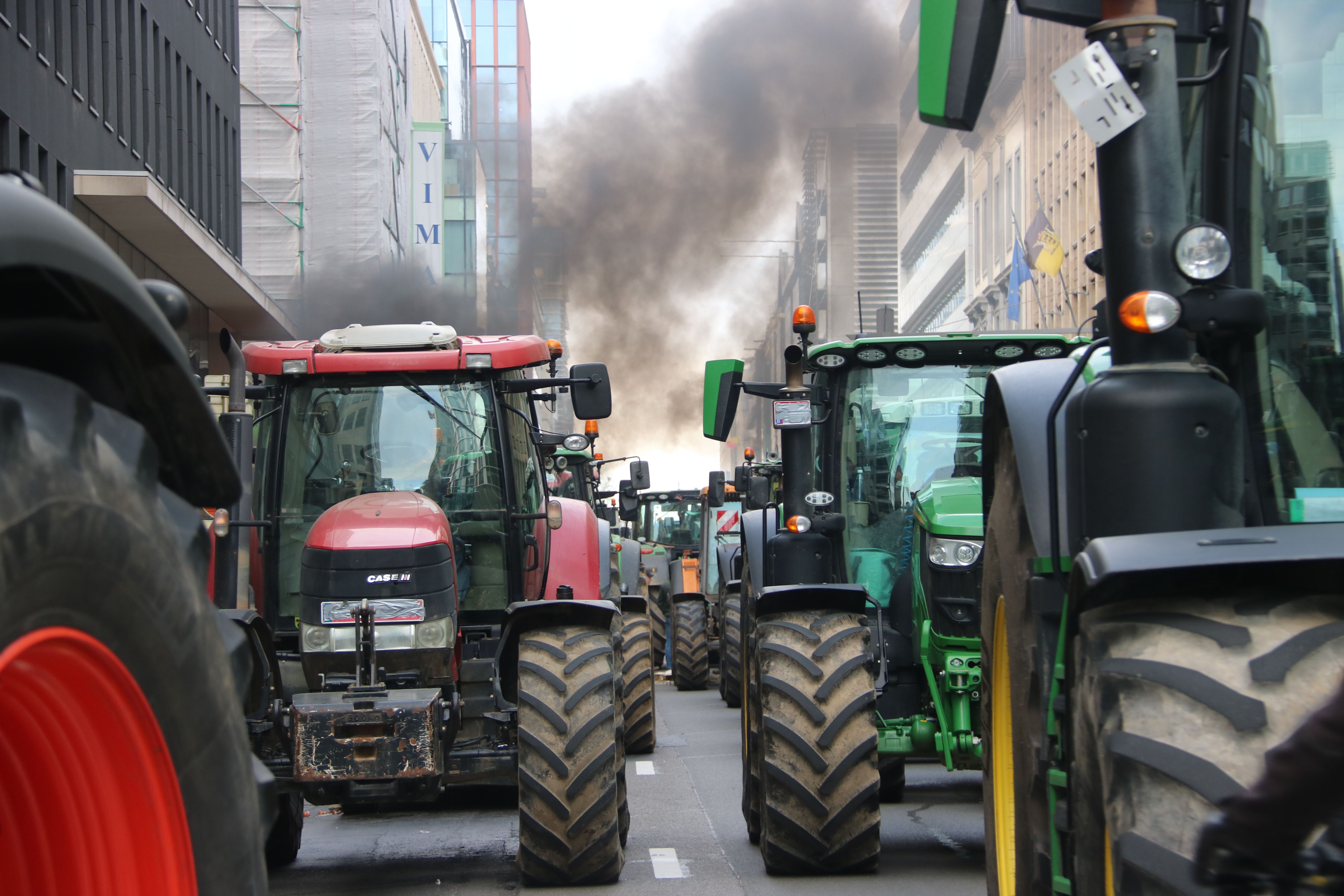 Centenars de tractors bloquegen la plaça de Luxemburg a Brussel·les per denunciar el malestar dels agricultors | Roger Gutiérrez (ACN)